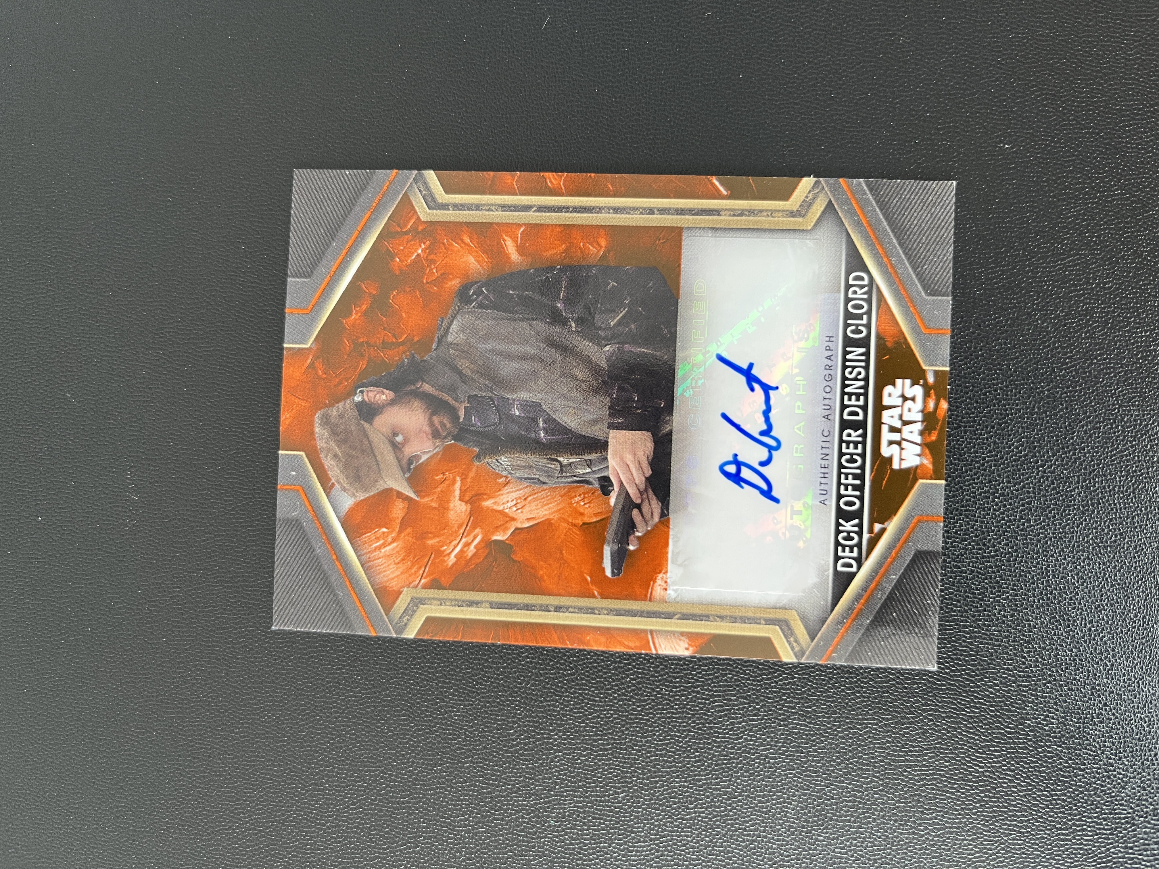 2024 Topps Star Wars Deck Officer Densin Clord 【禄卡拍卖】星球大战 飞船高级船员 签字 金折 橙折 42/50编 #A-DC 10.31-光头-Z04