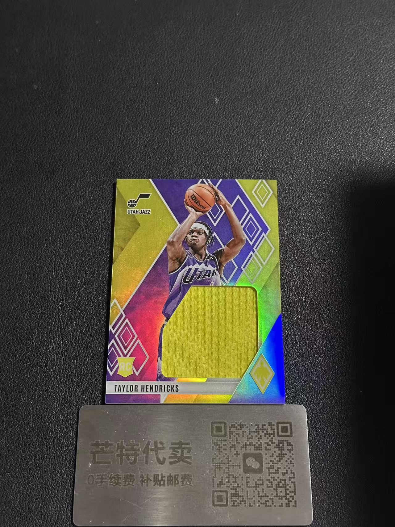 【芒特代卖】 2023-24 Panini Phoenix Taylor Hendricks RC 凤凰 爵士 新秀 泰勒 亨德里克斯 球衣物料 大窗 切割 折射 (鑫鑫)