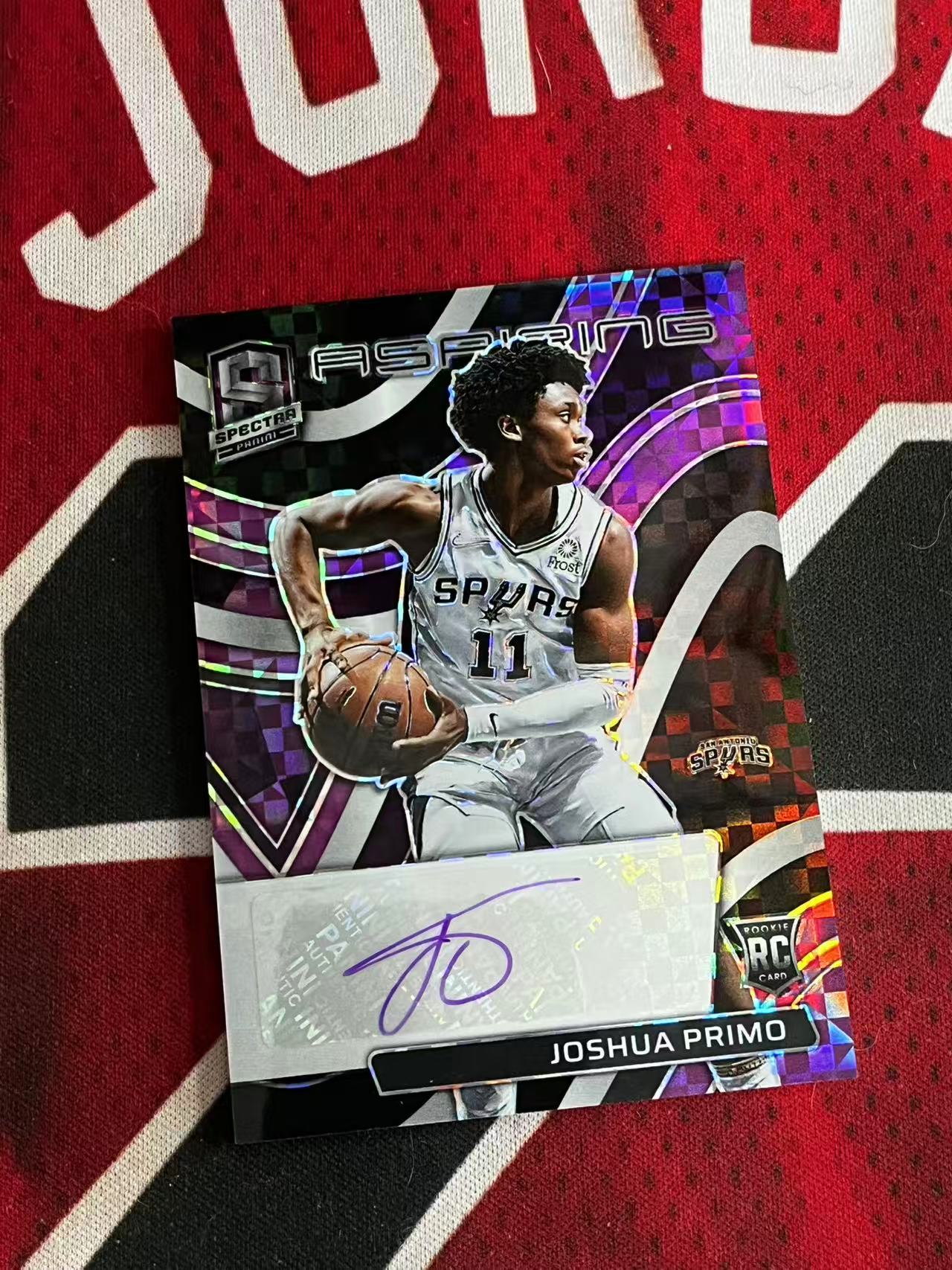 【接寄拍费率低至5%含卡淘手续费】2021-22 PANINI SPECTRA 光谱系列 马刺 新秀RC 约书亚普里莫 35编 紫笔签字卡 辐射签 紫棋盘折 折射 专收凑套必备【烂臭嘴拍卖】