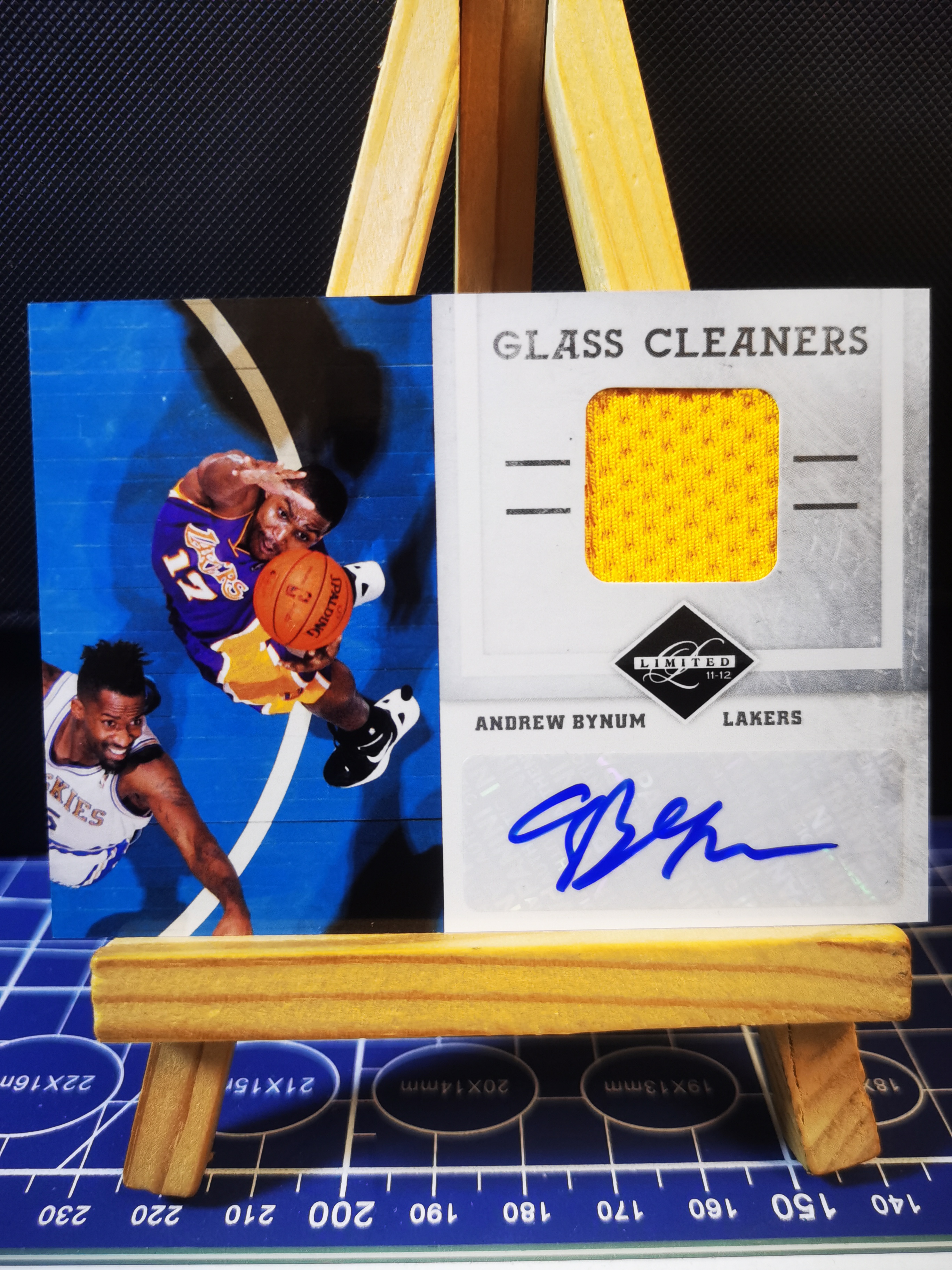 2012 Panini Limited Andrew Bynum #20 12/25编 圣诞编 安德鲁·拜纳姆 签字 球衣 物料 湖人