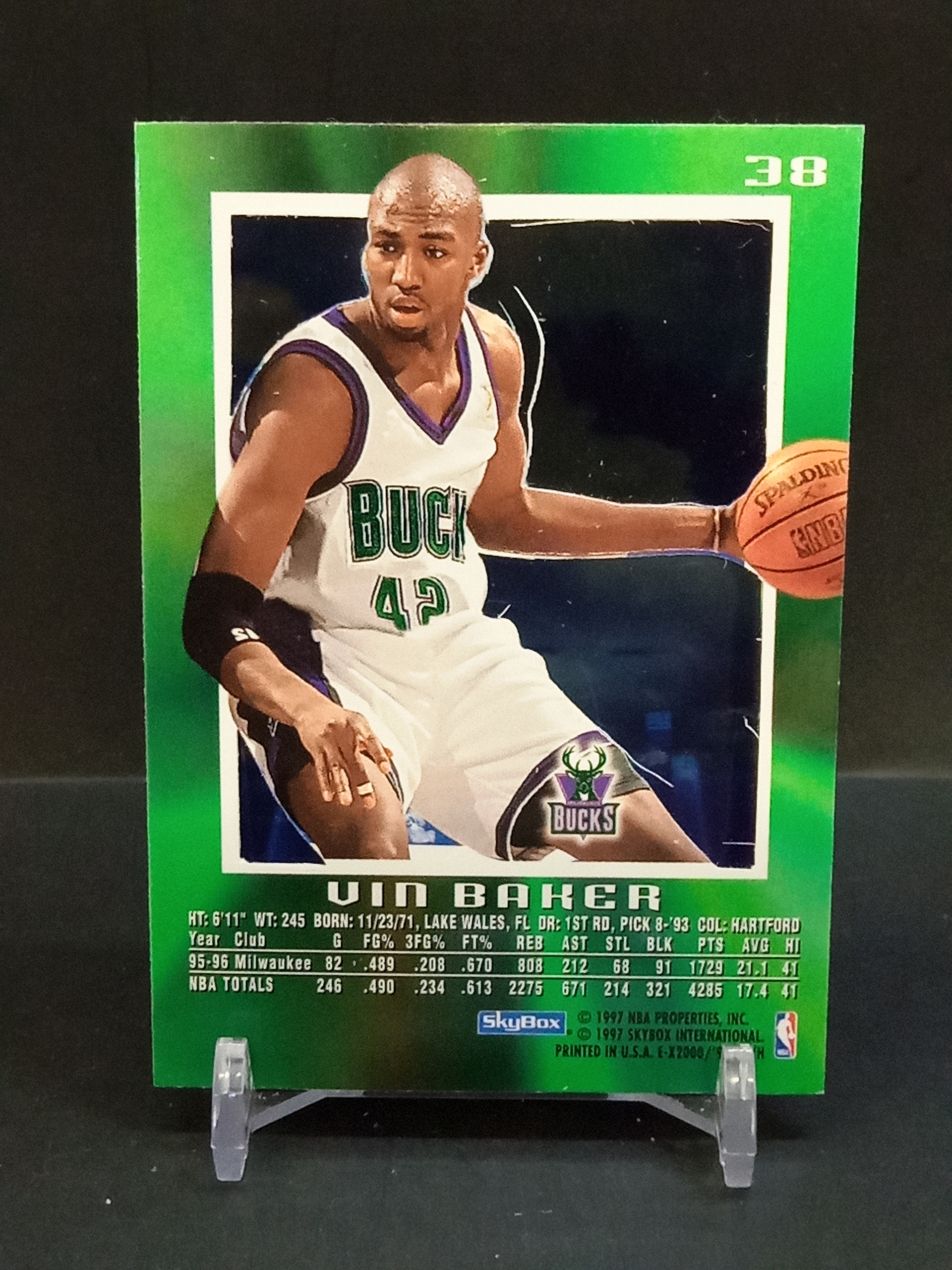 【DC拍卖】9.29小科比(微瑕)`1996-97 Skybox E-X2000 #38 Vin Baker 文贝克 密尔沃基雄鹿 绿渐变胶片折射老球星卡`
