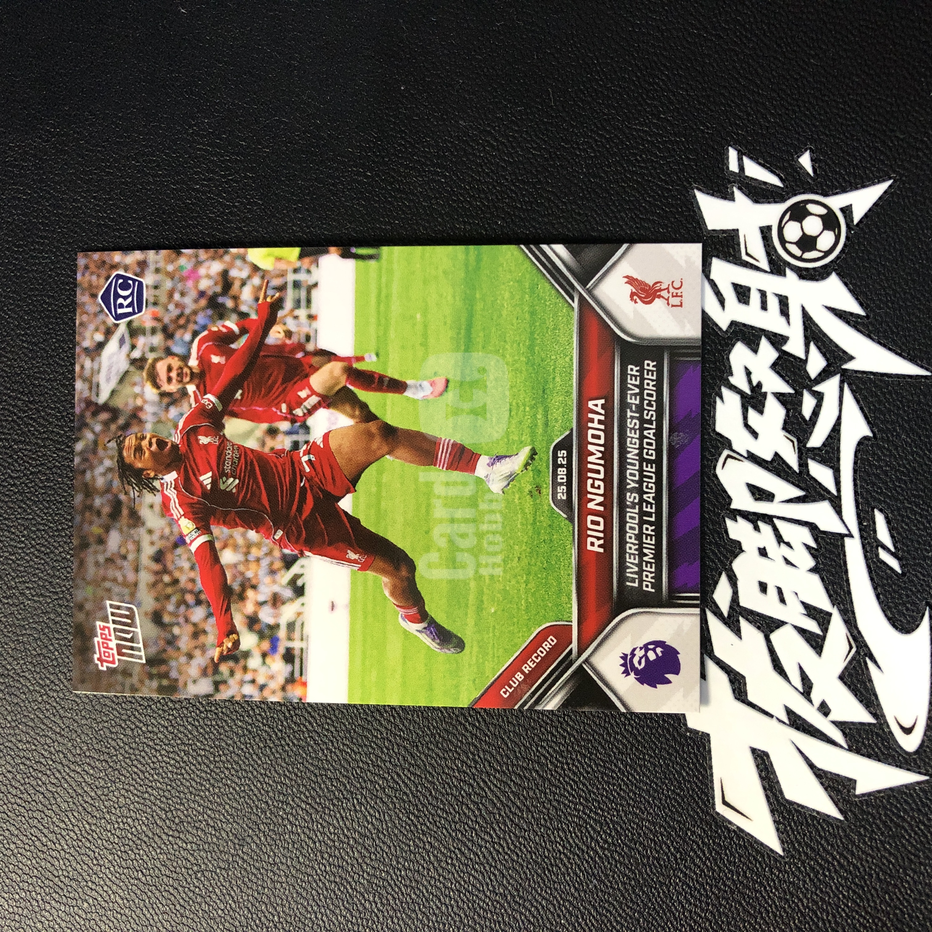 【拔脚代卖】2025 Topps Now 英超 里奥 恩古莫哈 Rio Ngumoha RC新秀 利物浦 安菲尔德最年轻联赛进球者 纪念卡 英格兰收藏必备 瑕疵如图｜拔脚沙漠BH22