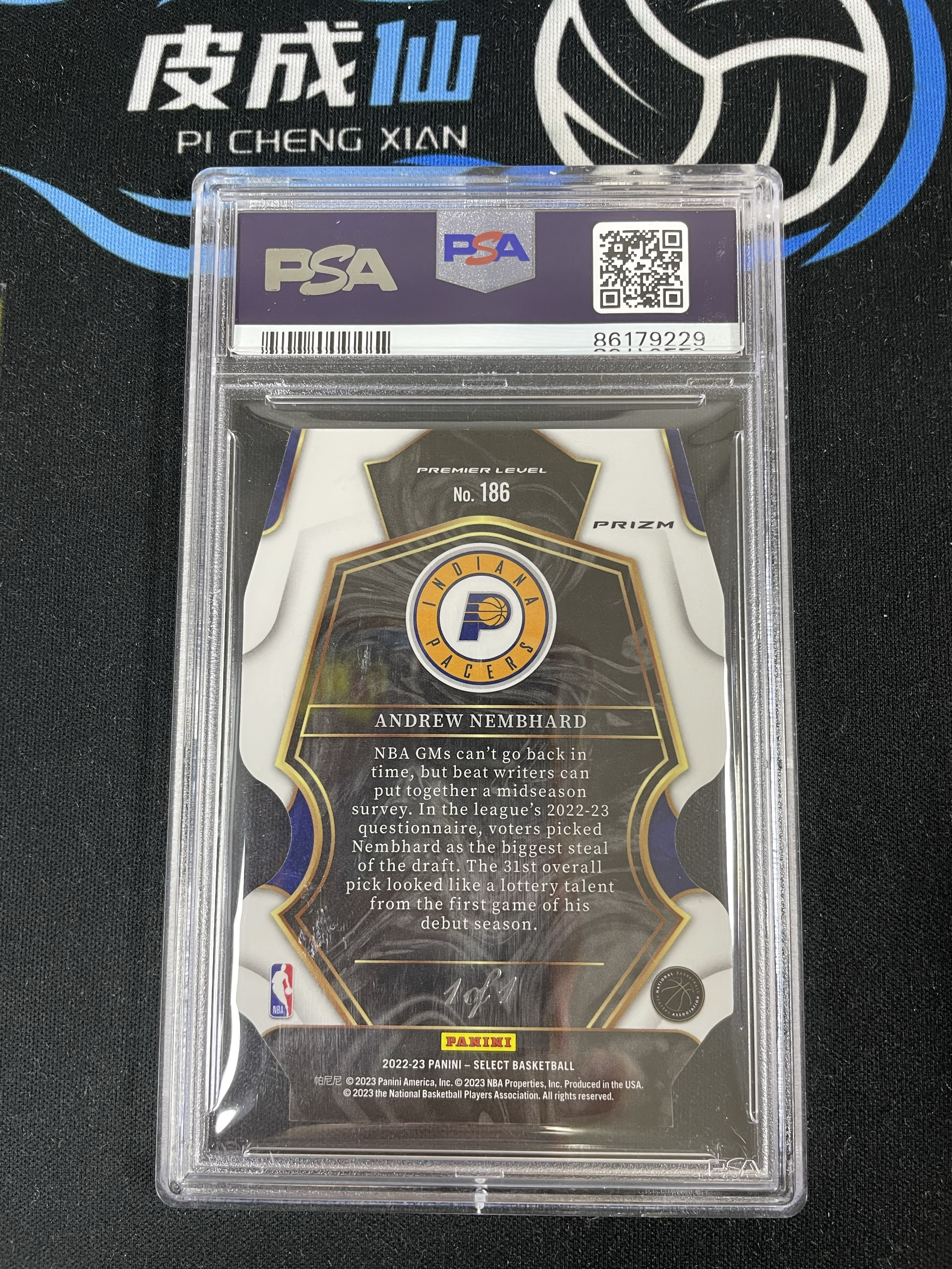 【皮成仙拍卖】PANINI 22-23 SELECT 步行者 ANDREW NEMBHARD 内姆布哈德 新秀 RC 黑折 盾牌 异形切割 1/1编 限量一张 1of1 PSA评级9分 想睡觉