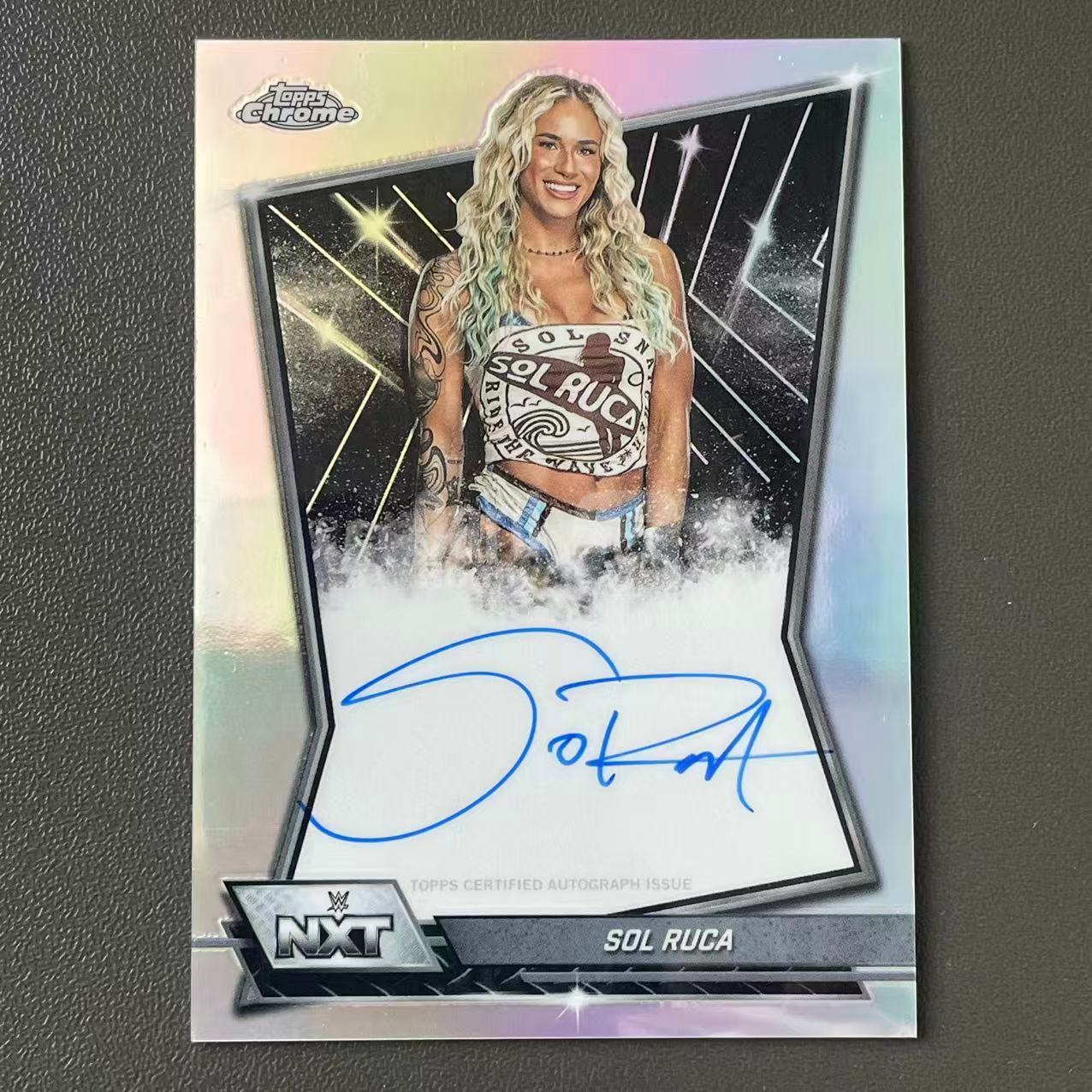 Sol Ruca Topps 【德基拍卖】 2026 Topps Chrome Sol Ruca WWE 摔跤 摔角 索尔 鲁卡 签字 签名 银折 收藏必备 卡品如图 刈4 ...