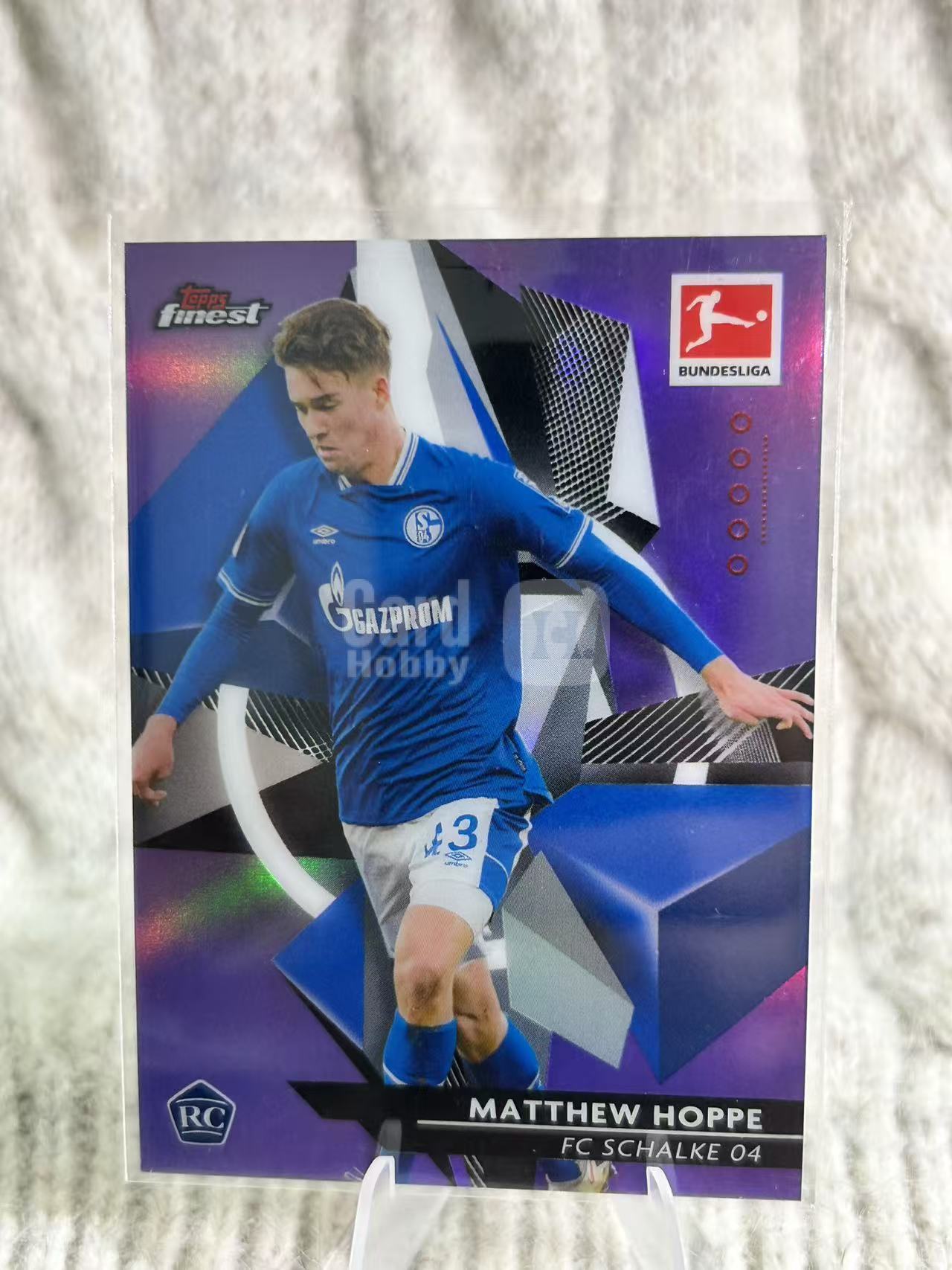 2021 Topps Prizm 英超 Matthew Hoppe 紫折 RC 新秀球星卡 - 马修・霍普,146/250 编,沙尔克 04 前锋。美国年轻射手,首位在德甲完成帽子戏法的美国球员
