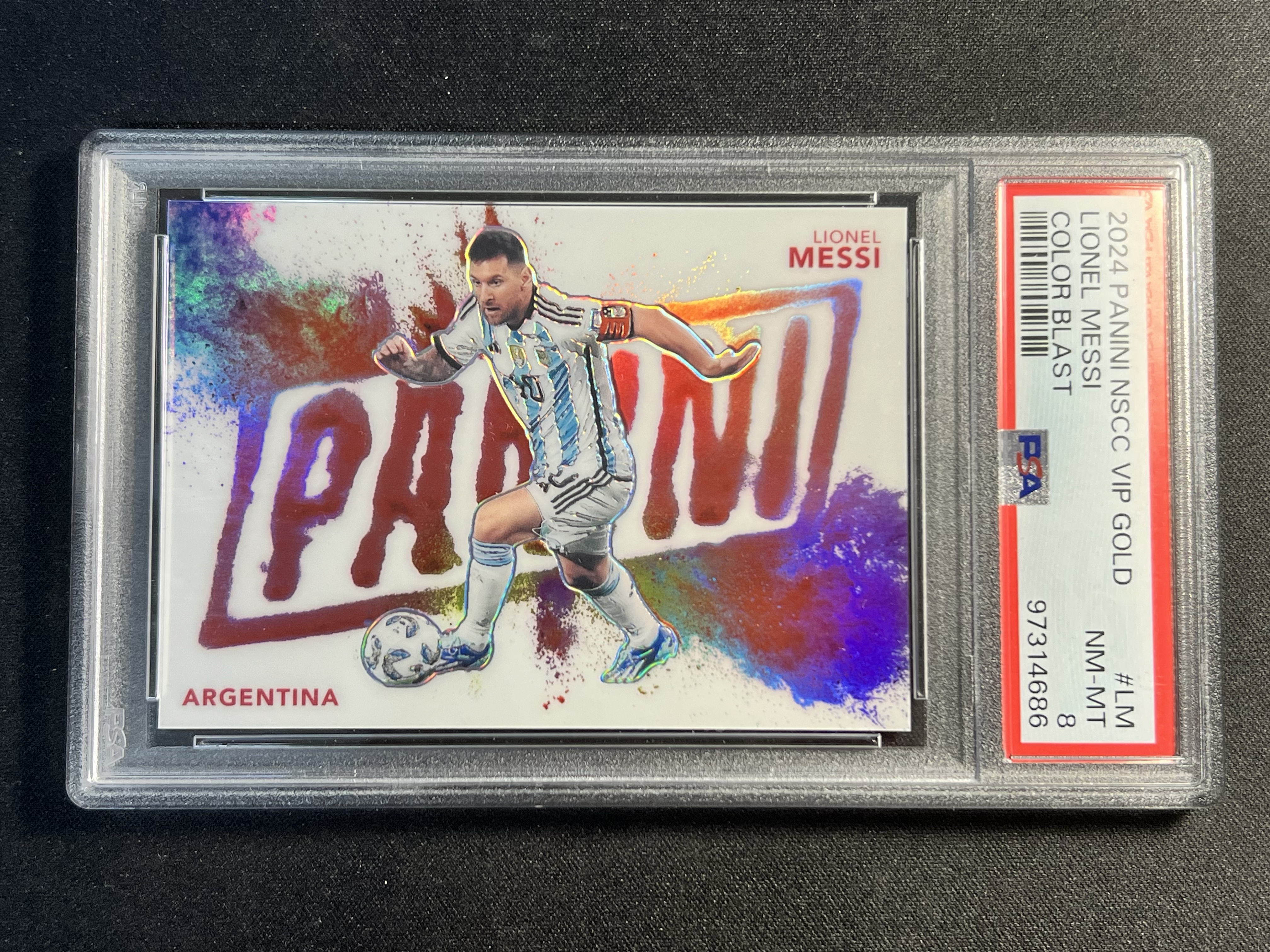 2024 Panini NSCC Lionel Messi 国展VIP 梅西 7/44编 泼墨。PSA8。Color Blast。阿根廷球王,巴萨/巴塞罗那,巴黎,C罗并肩。迈阿密。可乐【珞珈拍卖】