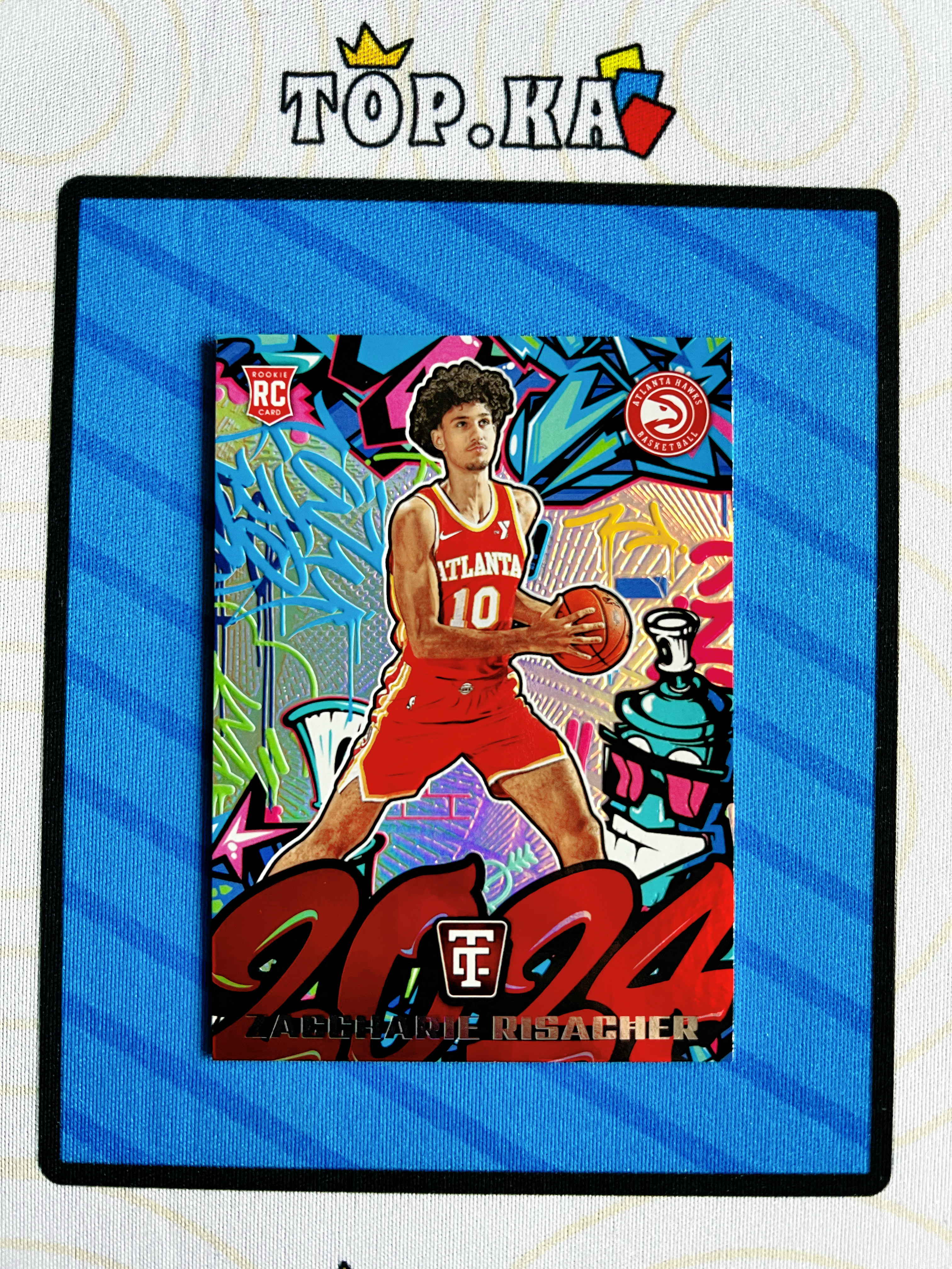 【顶尖卡社】2024-25 Panini Totally Certified Zaccharie Risacher RC 卫生巾 里萨谢 涂鸦 新秀 银折 老鹰 大比例 详情看描述 卡品如图【灰】