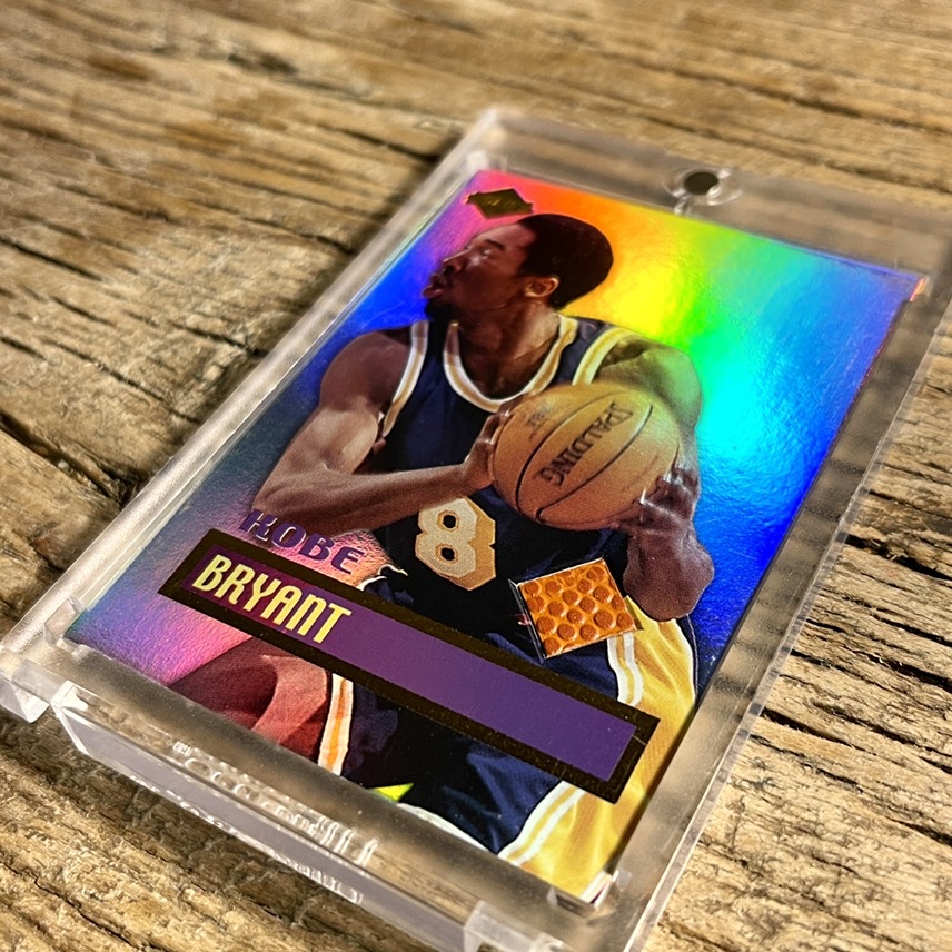 1999 Collector's Edge gameball Kobe Bryant 大比例折射特卡，黑曼巴 科比布莱恩特的亲摸篮球物料切片，很少见，老卡非常漂亮，卡面微瑕