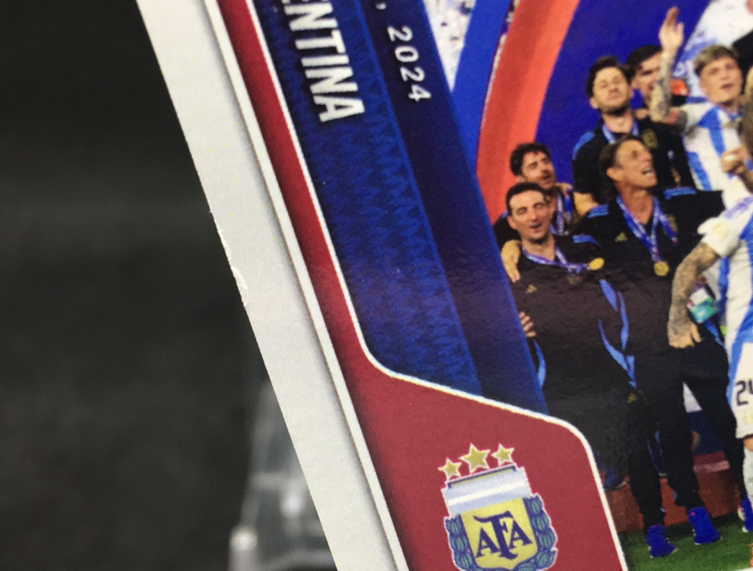 【DC拍卖】11.28 PANINI INSTANT 美洲杯 1843编夺冠捧杯纪念卡 国际足坛传奇巨星 莱昂内尔 梅西领军 阿根廷队 队密必备(微瑕)