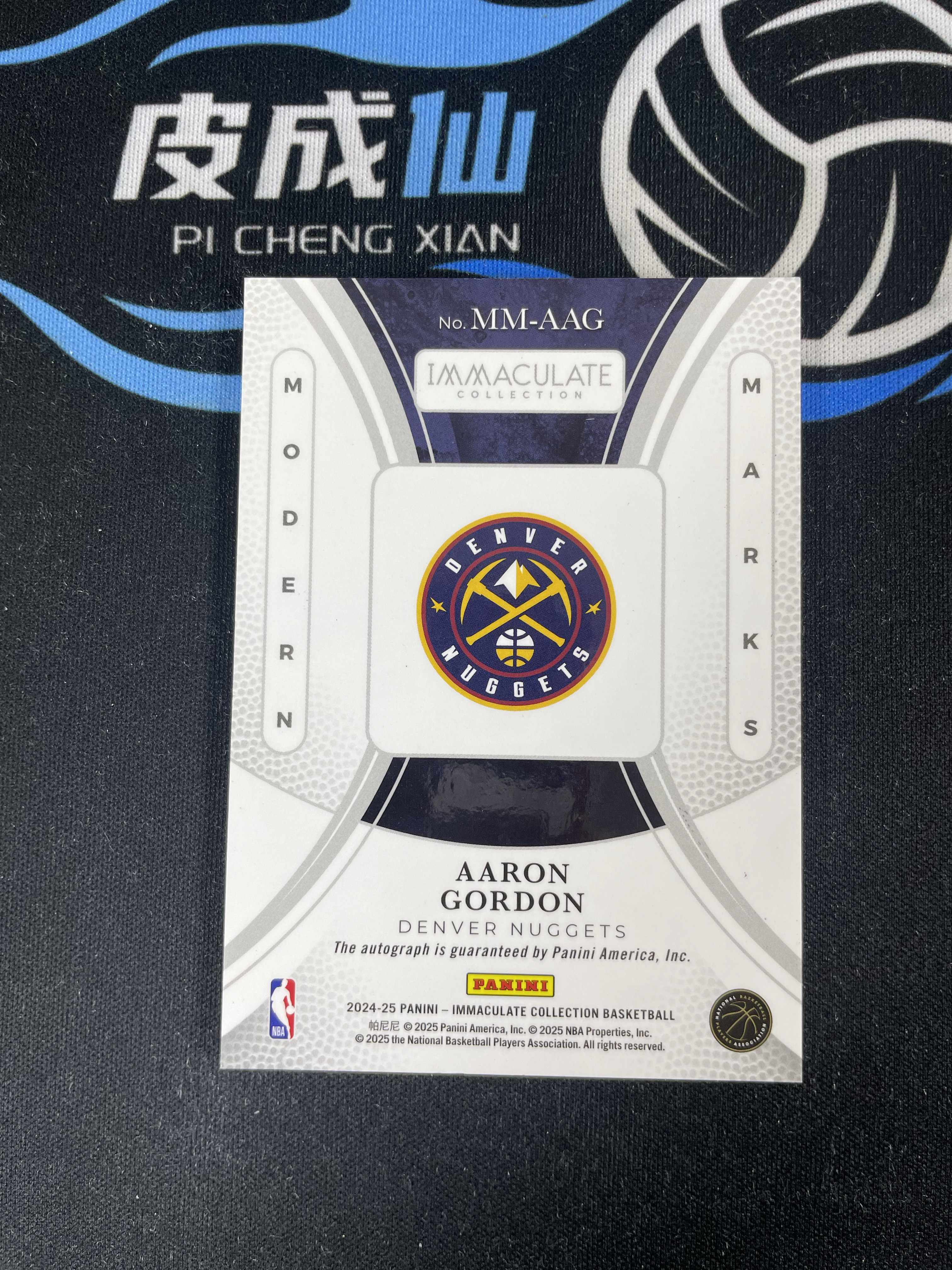 【皮成仙拍卖 统一手续费6%】 PANINI 24-25 IMM 掘金 AARON GORDON 阿隆戈登 红版 MODERN MARKS 签字 卡签 25编 瑕疵如图【只发顺丰】雪碧售卖机22