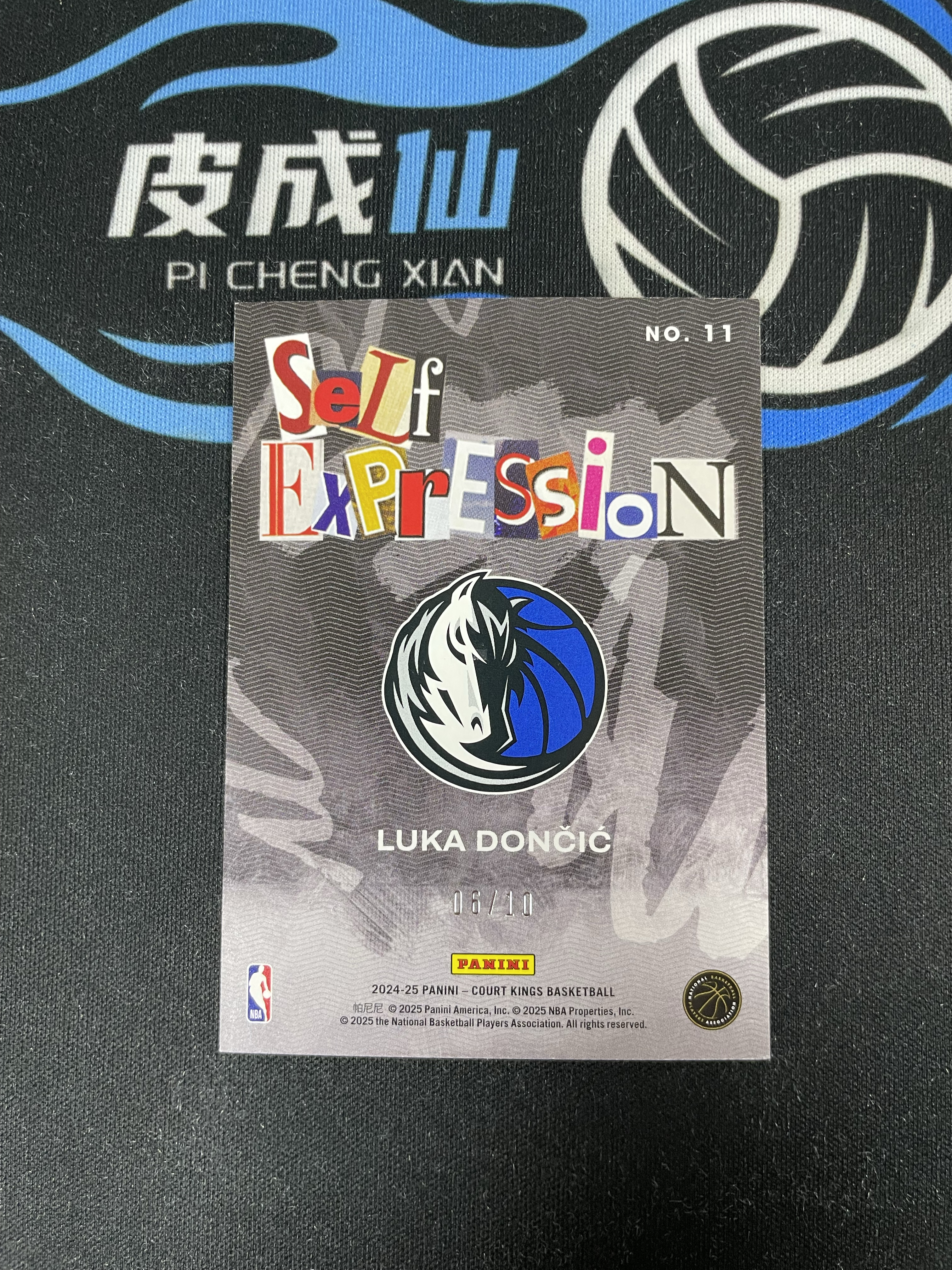 【皮成仙拍卖 统一手续费6%】 PANINI 2024-25 油画 独行侠 LUKA DONCIC 77 卢卡东契奇 金平行 画框特卡 10编 瑕疵如图 凑套必备 值得收藏【只发顺丰】又打雷2.7