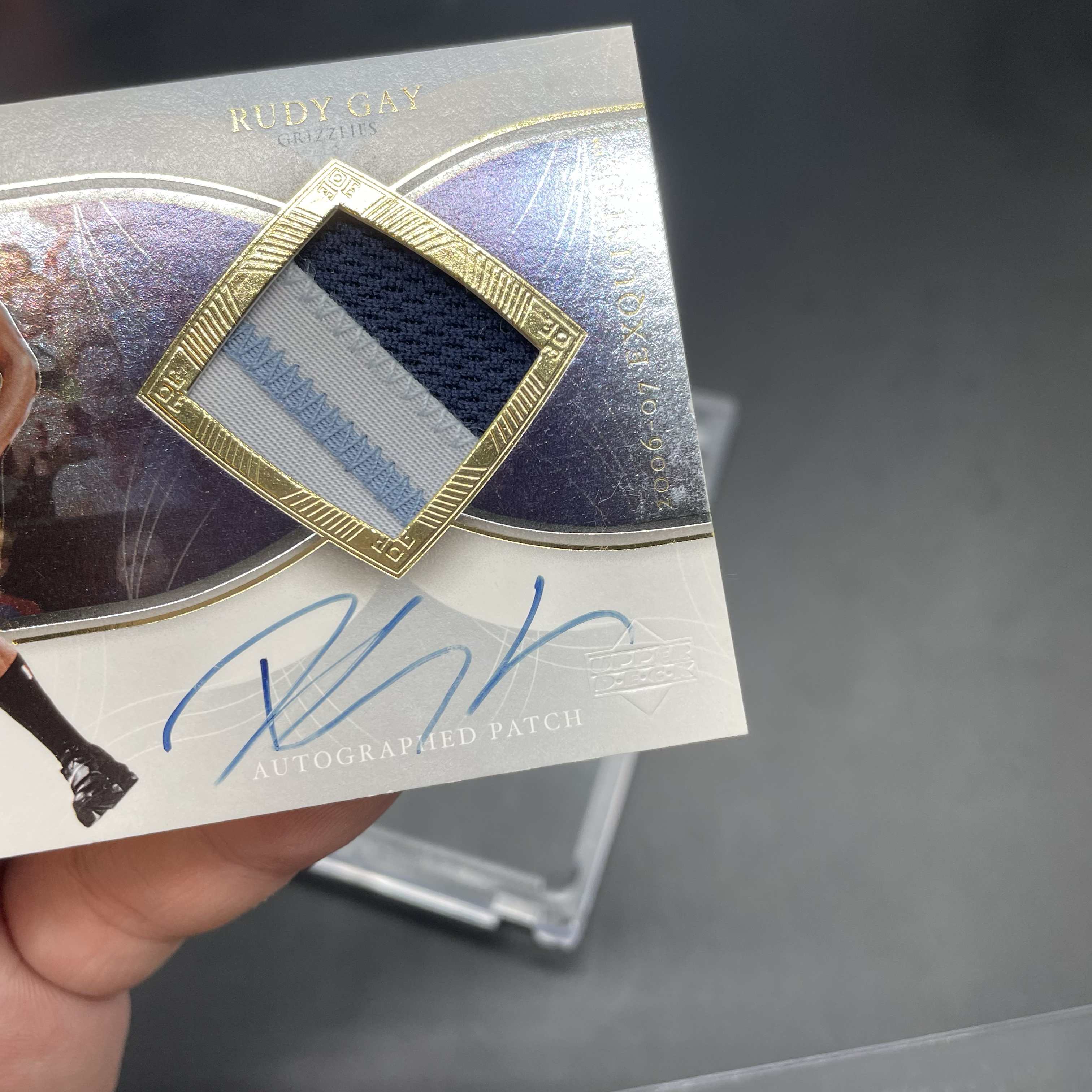 2007 Upper Deck Exquisite Rudy Gay 【无界代卖】木盒 鲁迪 盖伊 027/100编 PA签字 卡签 暴力落场Gu 三色Patch 品墨如图 不累计 Zz