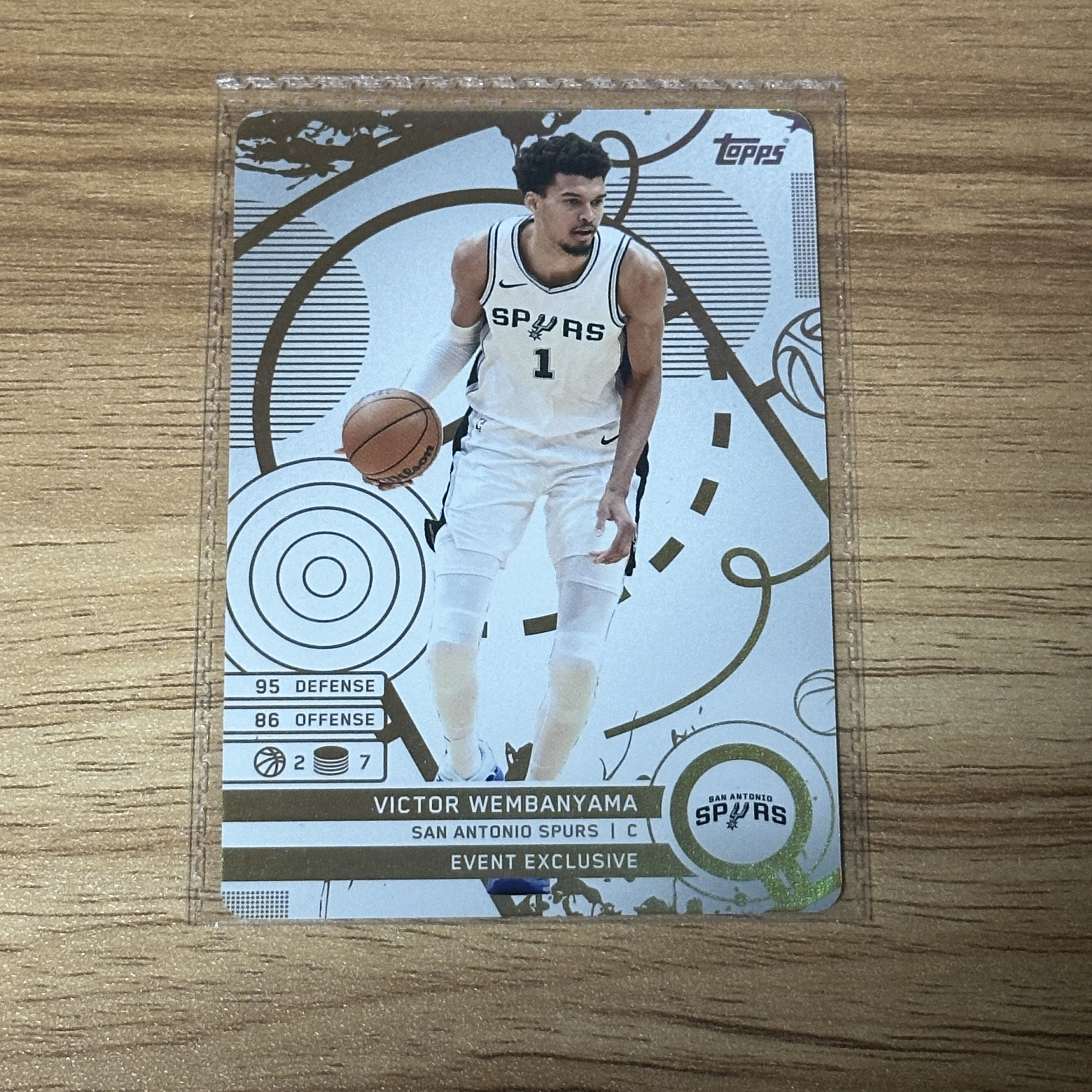 【WD拍卖】文班亚马 WEMBANYAMA 2025 TOPPS MATCH ATTAX 游戏版 白折折射BASE 马刺 原封膜 财总