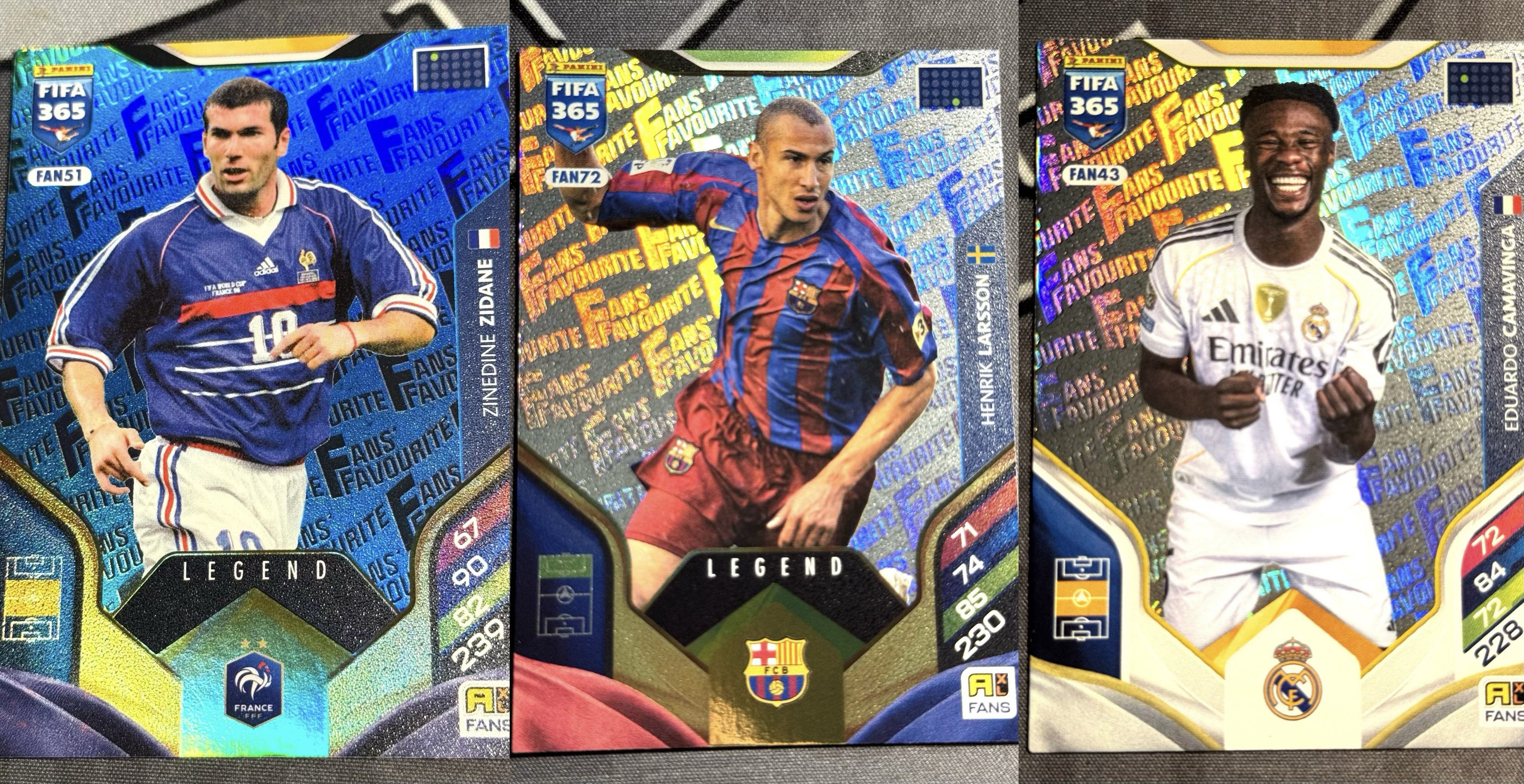 2025 Panini Adrenalyn XL Zidane FIFA365 游戏版 齐达内 蓝折 传奇特卡 Fans Favourite特卡 拉尔森 卡马文加 三张打包 不保卡品 XW