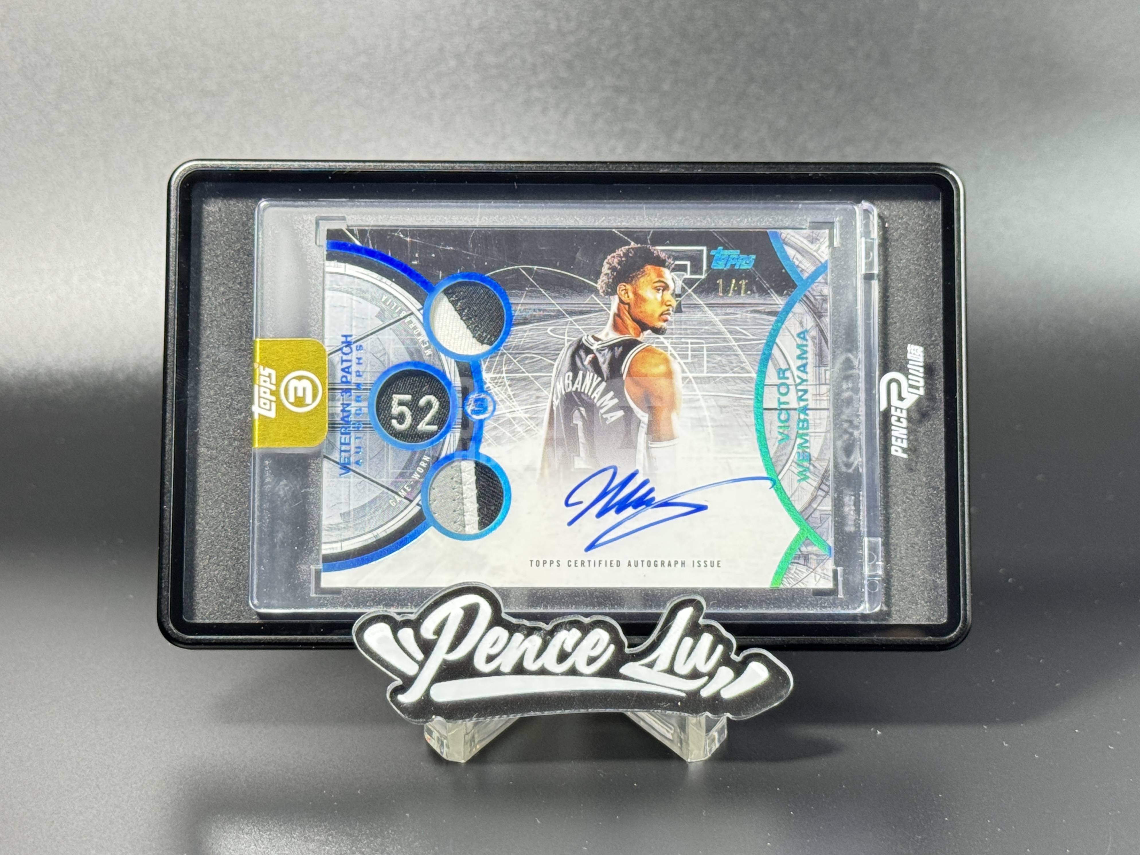 【喷子拍卖】2025-26 topps three Victor Wembanyama 圣安东尼奥马刺 文班亚马 三窗 patch 签字 一编 湖水蓝闪 1of1 双同背1/1 第一张有版权GU落场PA 系列hit 原封砖 送订制壳 DXQ