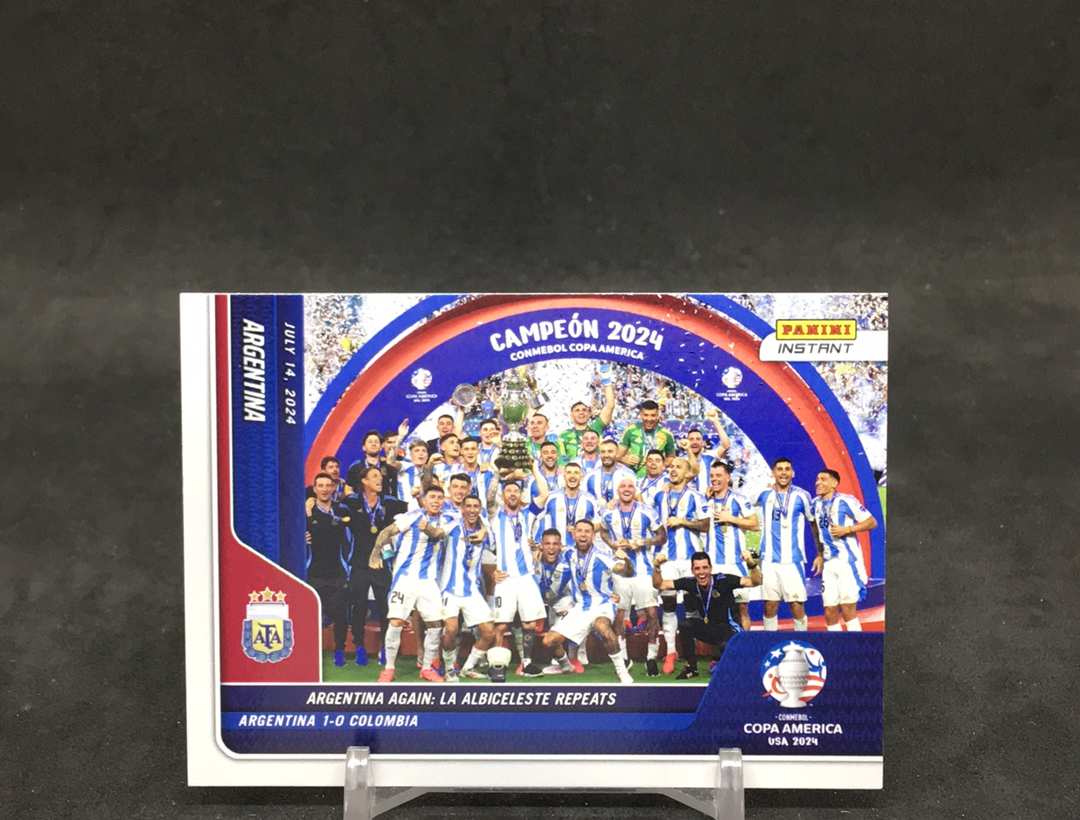 【DC拍卖】11.28 PANINI INSTANT 美洲杯 1843编夺冠捧杯纪念卡 国际足坛传奇巨星 莱昂内尔 梅西领军 阿根廷队 队密必备(微瑕)