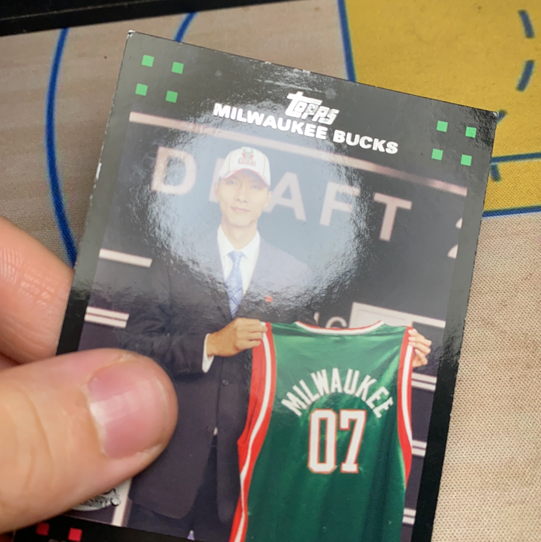 2007 Topps 50th Anniversary Yi Jianlian RC 易建联 雄鹿 新秀 定妆照 五万分先生 50周年纪念 经典老卡 卡品如图 凑套必备