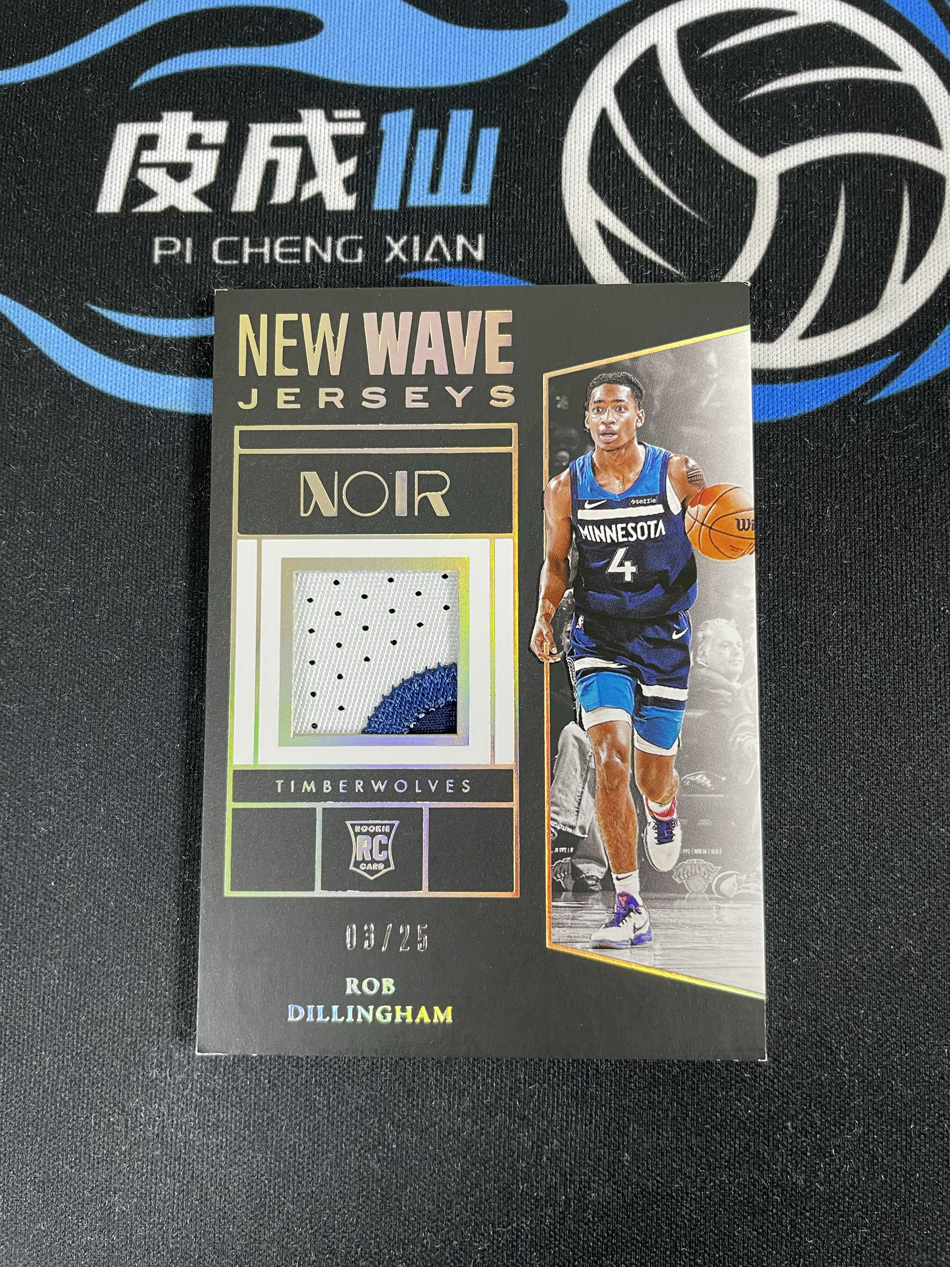 【皮成仙拍卖】 PANINI 2024-25 NOIR 诺尔 森林狼 ROB DILLINGHAM 迪林汉姆 迪林厄姆 新秀 RC Patch 暴力切割 25编 瑕疵如图【只发顺丰】好好少年25