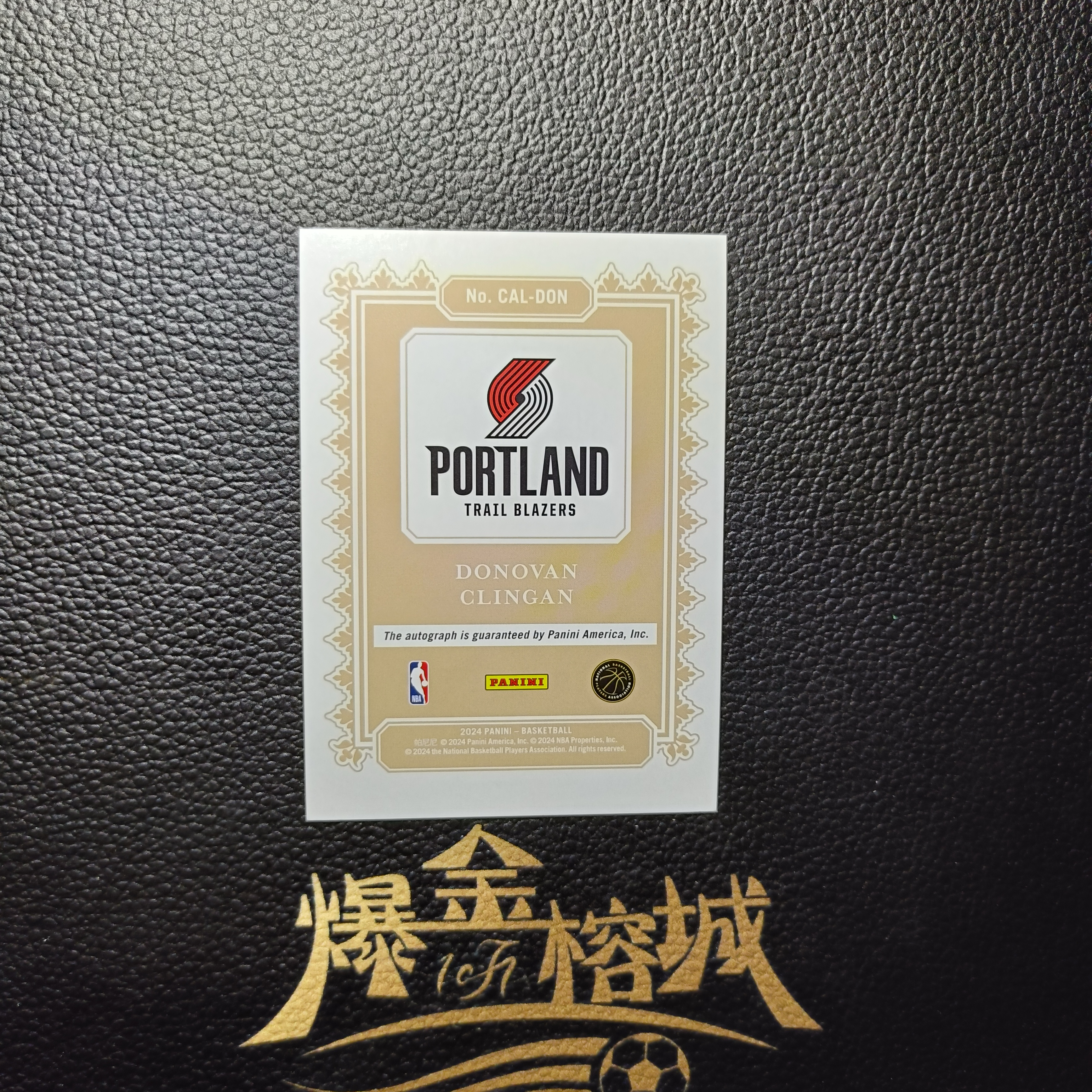 2025-26 【 爆金榕城 】 Panini Noir Donovan Clingan 开拓者 新秀RC 多诺万 克林根 大比例 折射签 插放签 签字卡 卡签 轻印 卡品如图 微瑕 rrrrc