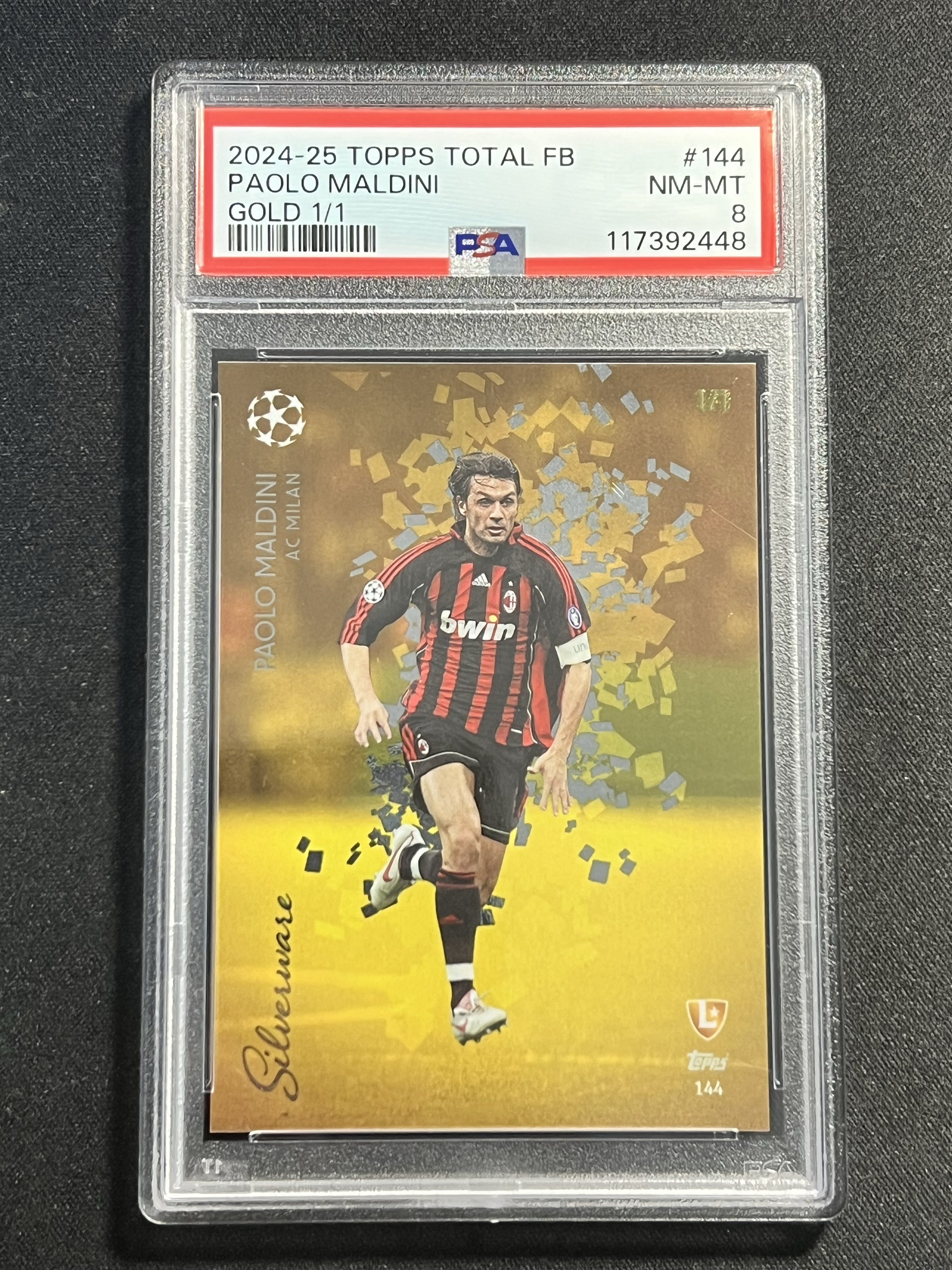 2024-25 Topps Total Paolo Maldini 马尔蒂尼 1/1编 金版。选图潇洒。PSA8。AC米兰传奇,意大利队长,最佳左后卫。巴雷西、卡卡、皮尔洛队友。呆呆兽【珞珈拍卖】