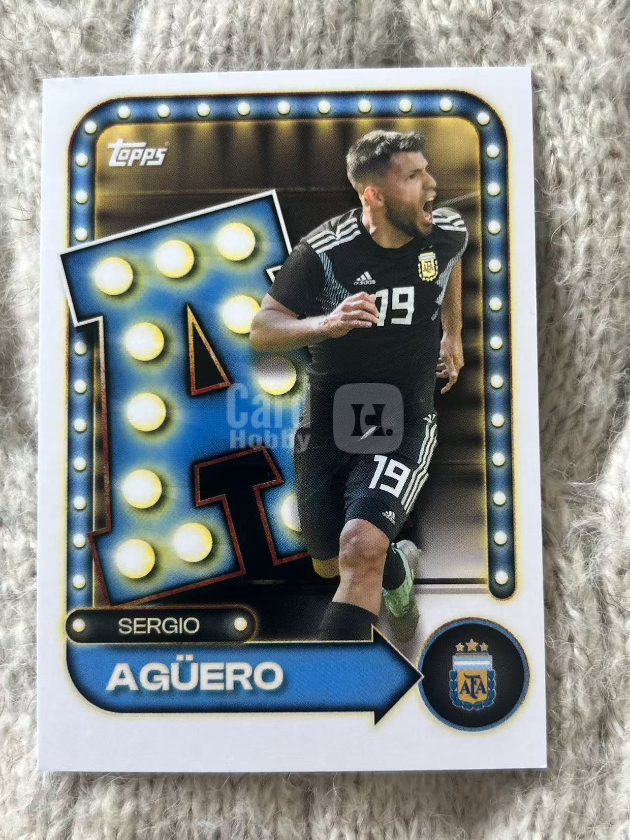 2024 Topps 阿根廷国家队队盒 Sergio Agüero 舞台特卡 - 塞尔吉奥・阿圭罗 - 阿根廷传奇前锋,曼城名宿,门前终结能力出众,经典绝杀记忆,凑套必备