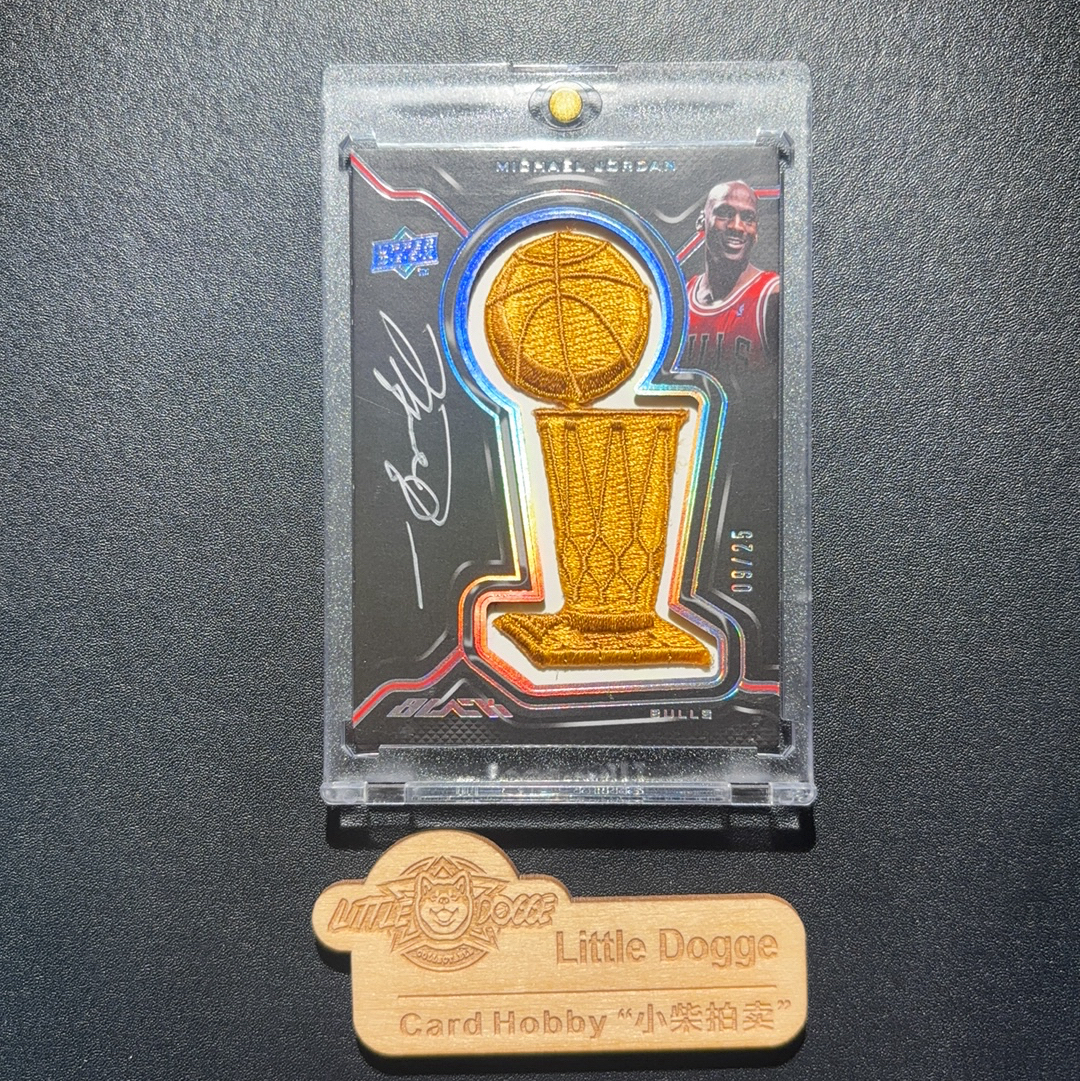 2009 Upper Deck Black Michael Jordan 【小柴拍卖】black系列 迈克尔 乔丹 签字 卡签 9/25 梦之队同背 公牛 总冠军奖杯刺绣 折射帅气 避险投资 NG01