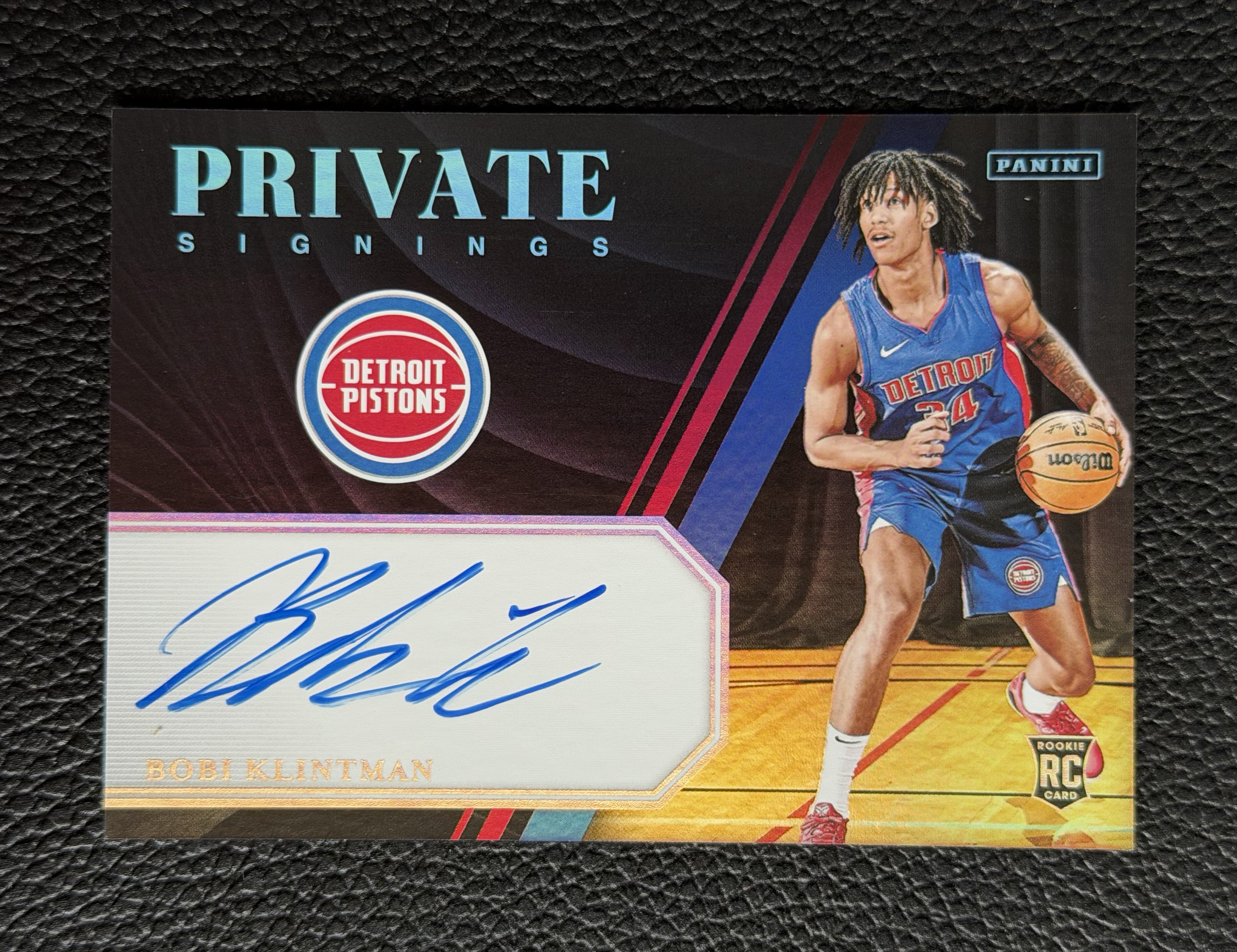 2024 Panini National Treasures Bobi Klintman RC 【九九代拍】活塞 博比 克林特曼 新秀 RC 插入签 签字 卡签 瑕疵如图 收藏必备 谢