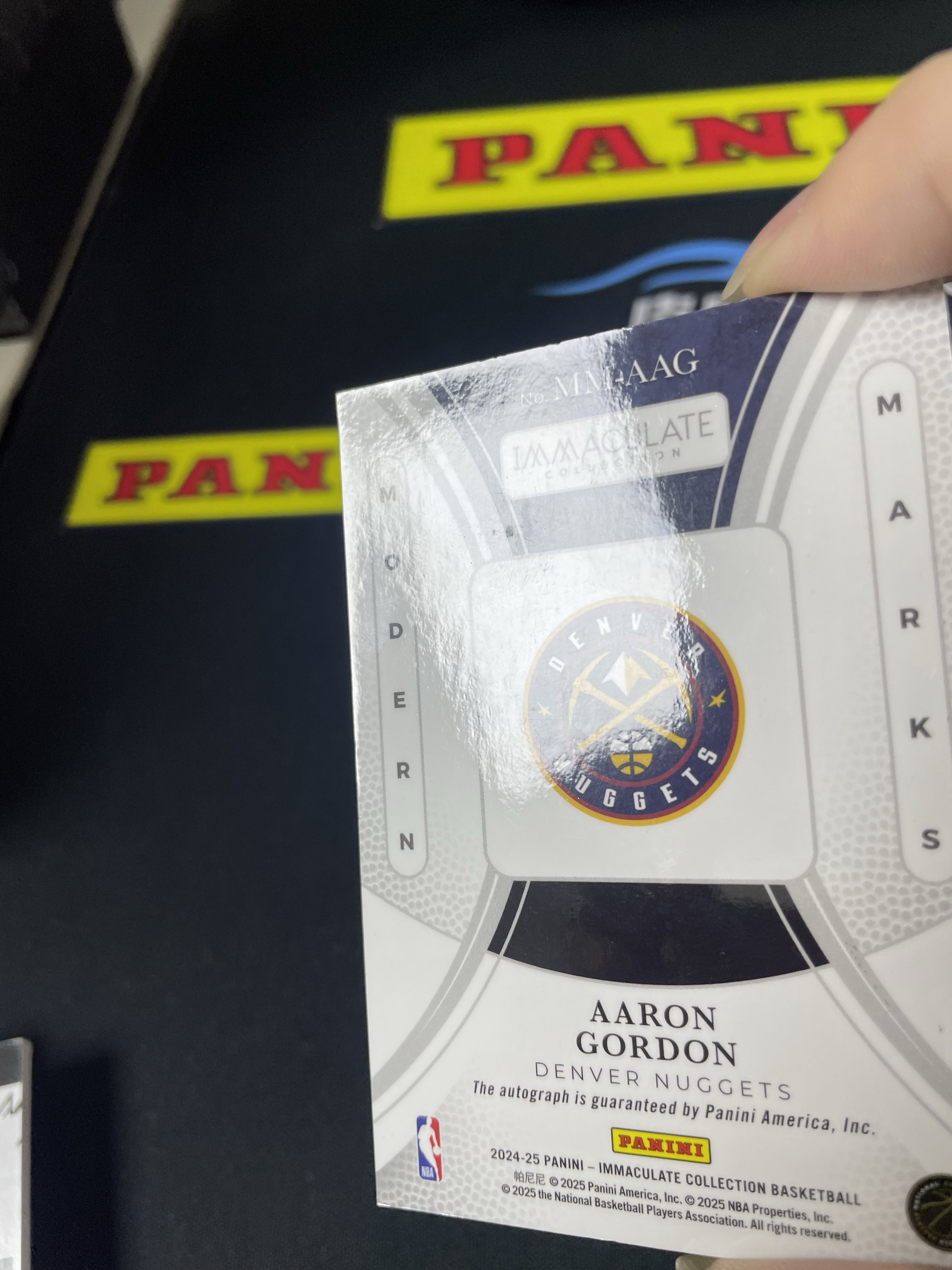 【皮成仙拍卖 统一手续费6%】 PANINI 24-25 IMM 掘金 AARON GORDON 阿隆戈登 红版 MODERN MARKS 签字 卡签 25编 瑕疵如图【只发顺丰】雪碧售卖机22