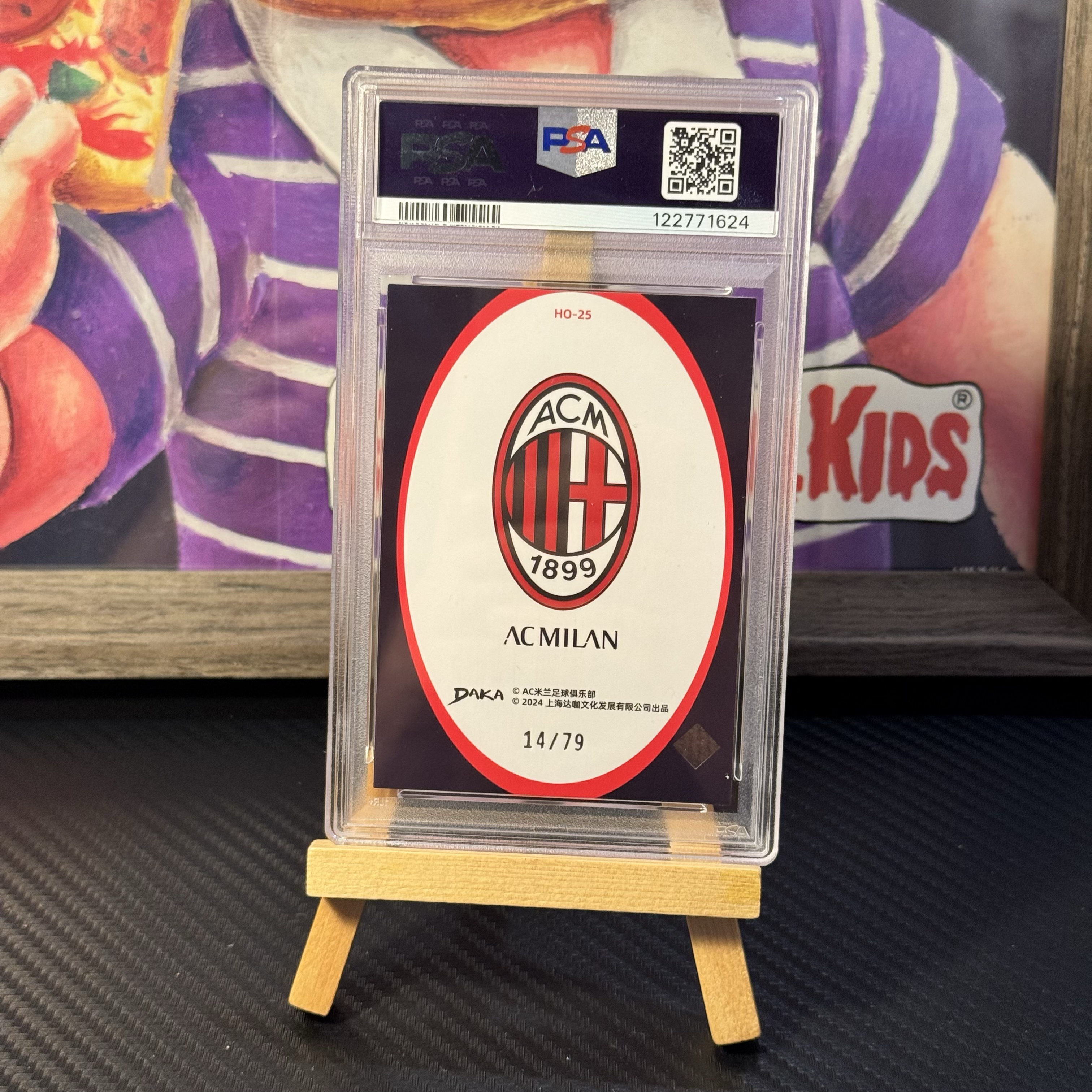 2024-25 DAKA AC米兰队盒 Mascot Club Logo Stadium DAKA 米兰队盒 AC米兰队徽 PSA评级8分 14/79编 紫折 team logo 队标