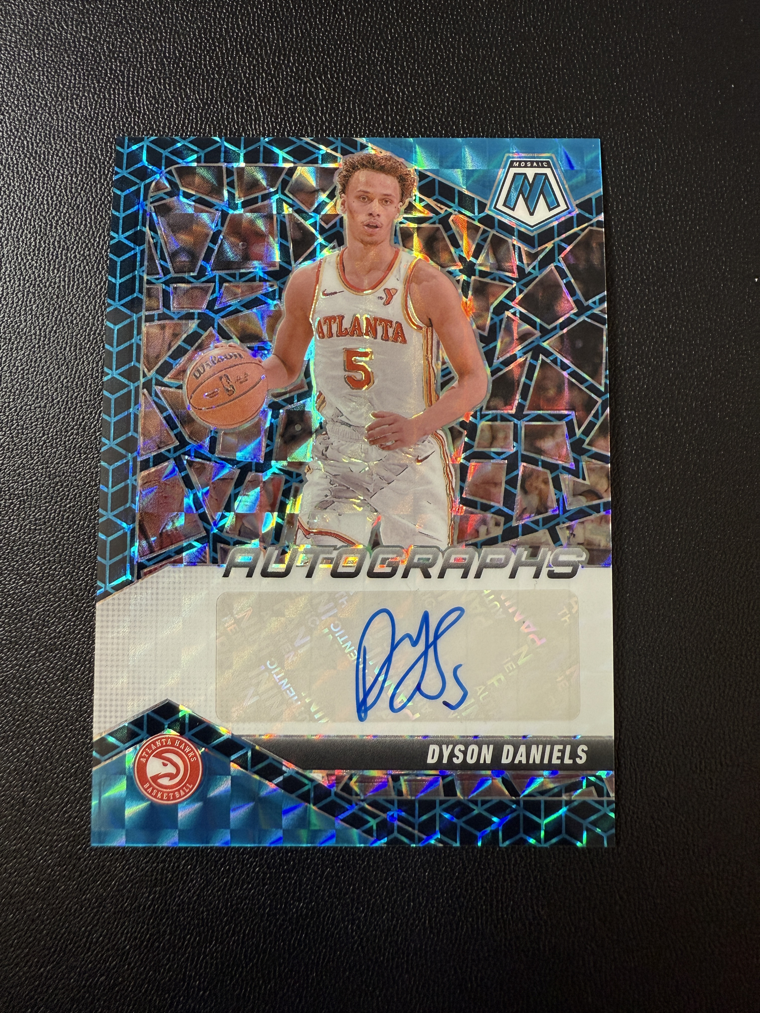 2024-25 Panini Mosaic Dyson Daniels 马赛克 老鹰 戴森丹尼尔斯 贴签签字 25编 蓝马赛克折 折射 细节如图