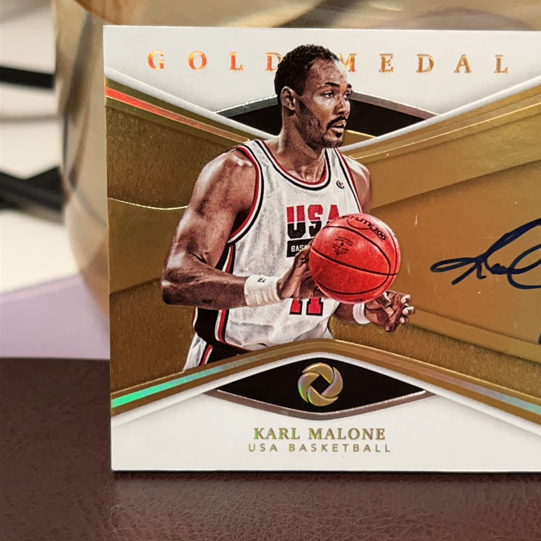 2019-20 Panini Opulence Karl Malone USA 美国队 爵士 卡尔 马龙 邮差 金书 10编 签字 卡签 精美 卡品如图