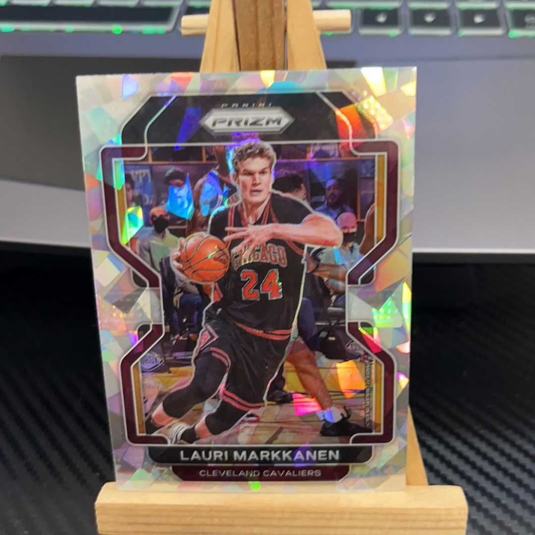 2021-22 Panini Prizm Lauri Markkanen 马尔卡宁 骑士 银折 碎冰折 折射 prizm系列 pz 卡品如图 凑图必备 值得收藏! 免费代卖!