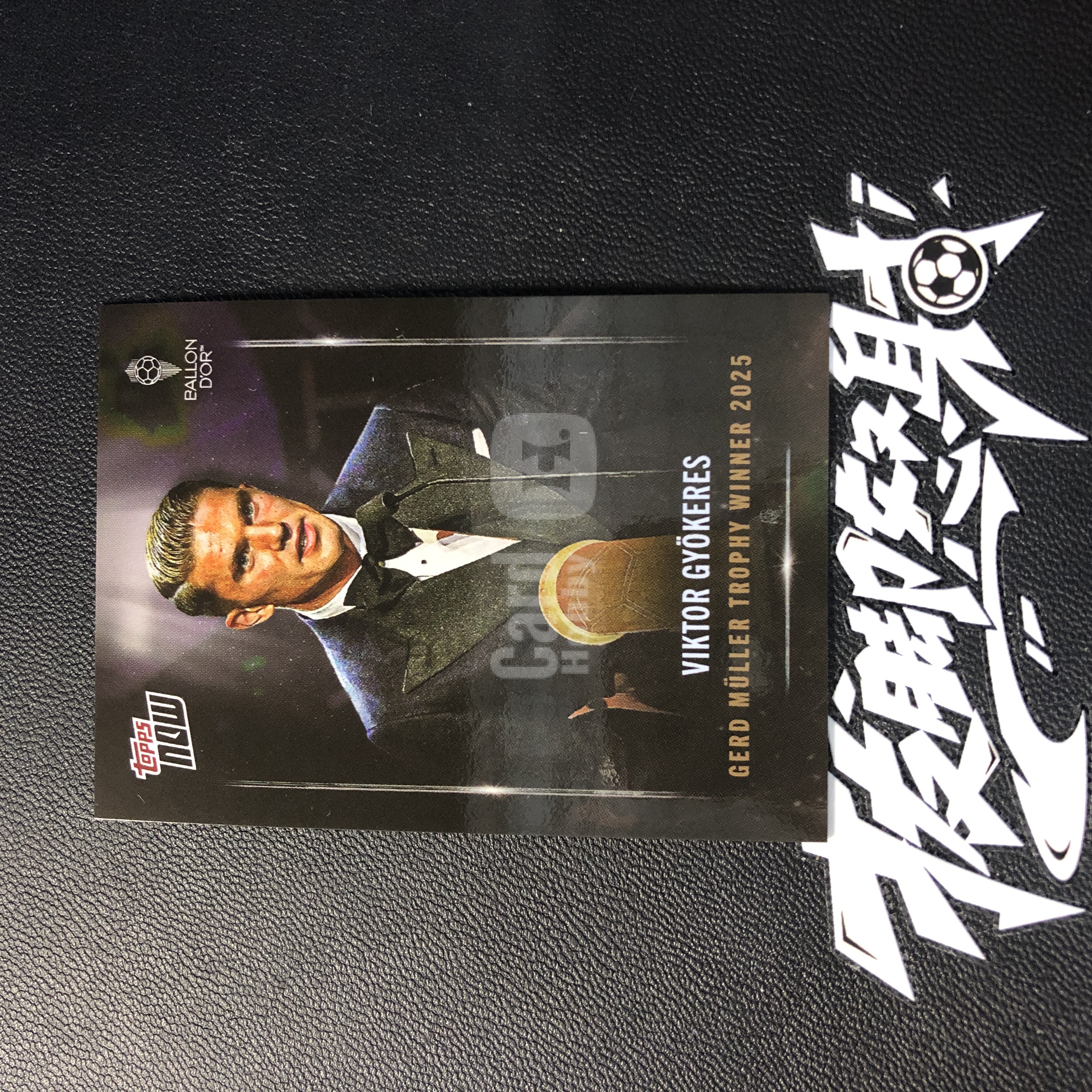 【拔脚代卖】2025 Topps Now 维克托 哲凯赖什 Viktor Gyokeres 阿森纳 枪手 葡萄牙体育 考文垂 2025年盖德穆勒奖得主 纪念卡 瑞典国家队收藏必备 瑕疵如图｜拔脚沙漠BH12