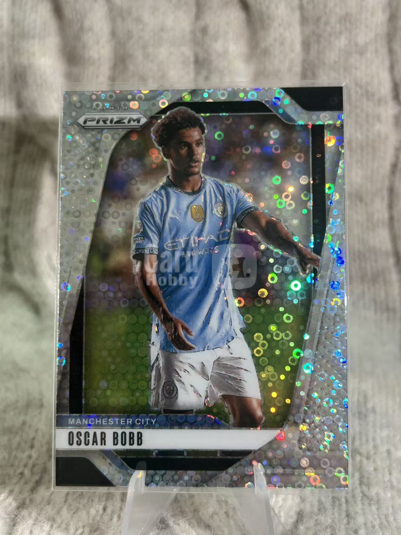 2024-25 Panini Finest 英超 Oscar Bobb 英超,奥斯卡・鲍勃,效力曼城,挪威年轻攻击手,盘带细腻,球感出色,随队拿下英超冠军