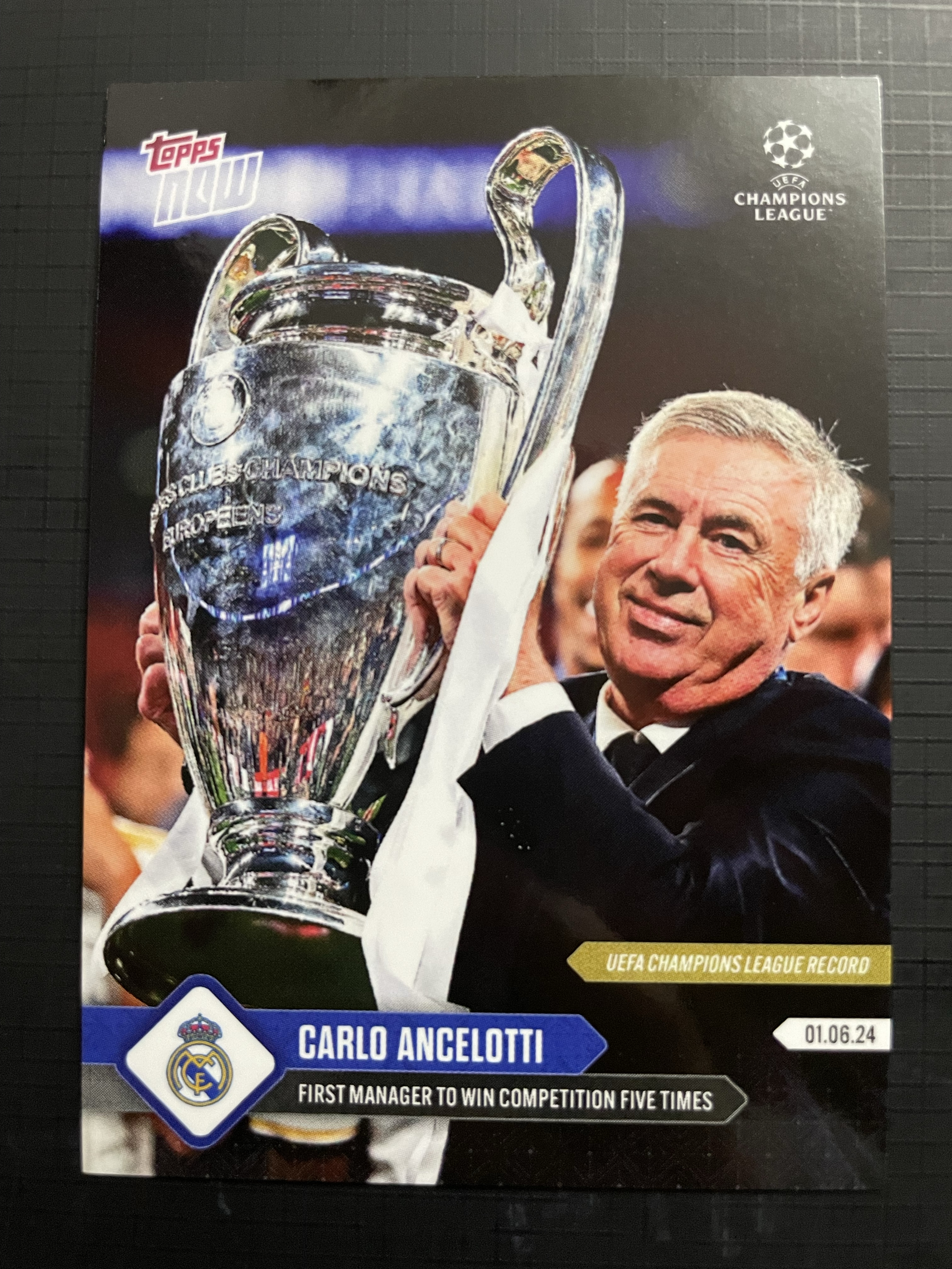 2023-24 Topps now Carlo Ancelotti 【hellfire拍卖】topps now系列 皇马 安切洛蒂 作为教练五夺欧冠冠军 赛后捧杯庆祝时刻