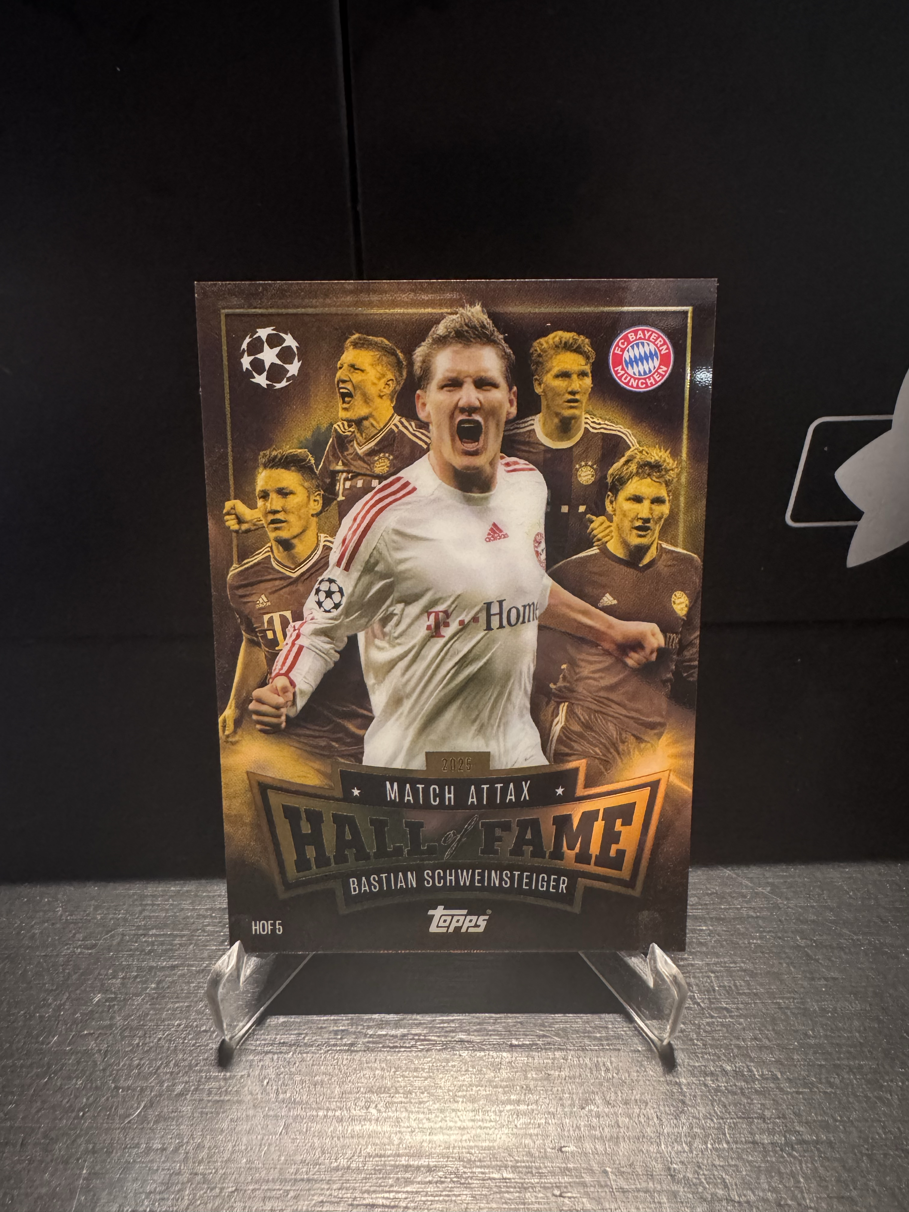 曌 2025-26 Topps Match Attax Bastian Schweinsteiger 大比例 游戏版 施魏因施泰格 小猪 德国 拜仁 曼联 名人堂五头 特卡 硬卡材质 MJ002K