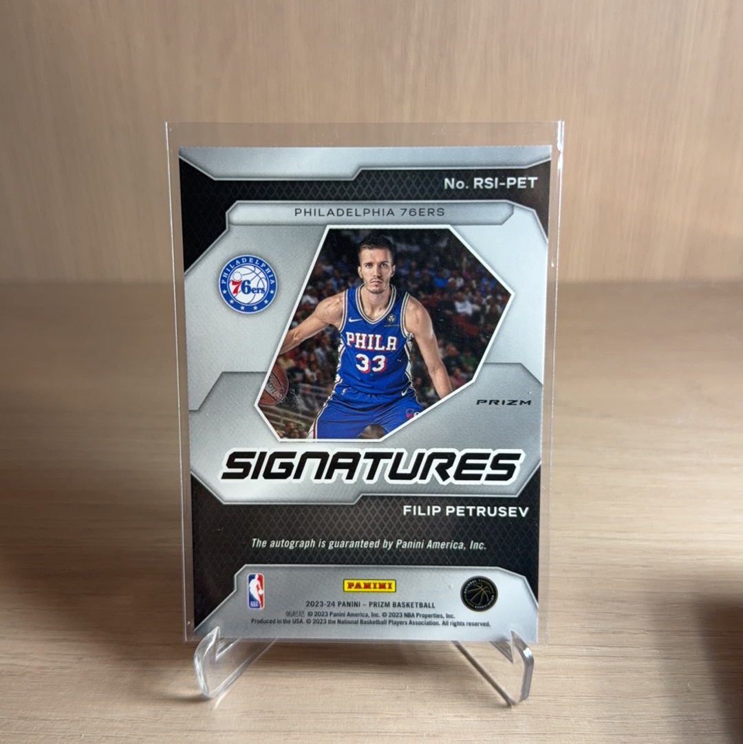 2023-24 Panini Prizm Filip Petrusev RC 【免费代卖】76人 新秀 RC 菲利普 彼得鲁舍夫 PZ PRIZM 签字 贴签 蓝波纹折 折射 卡品如图 值得收藏!!