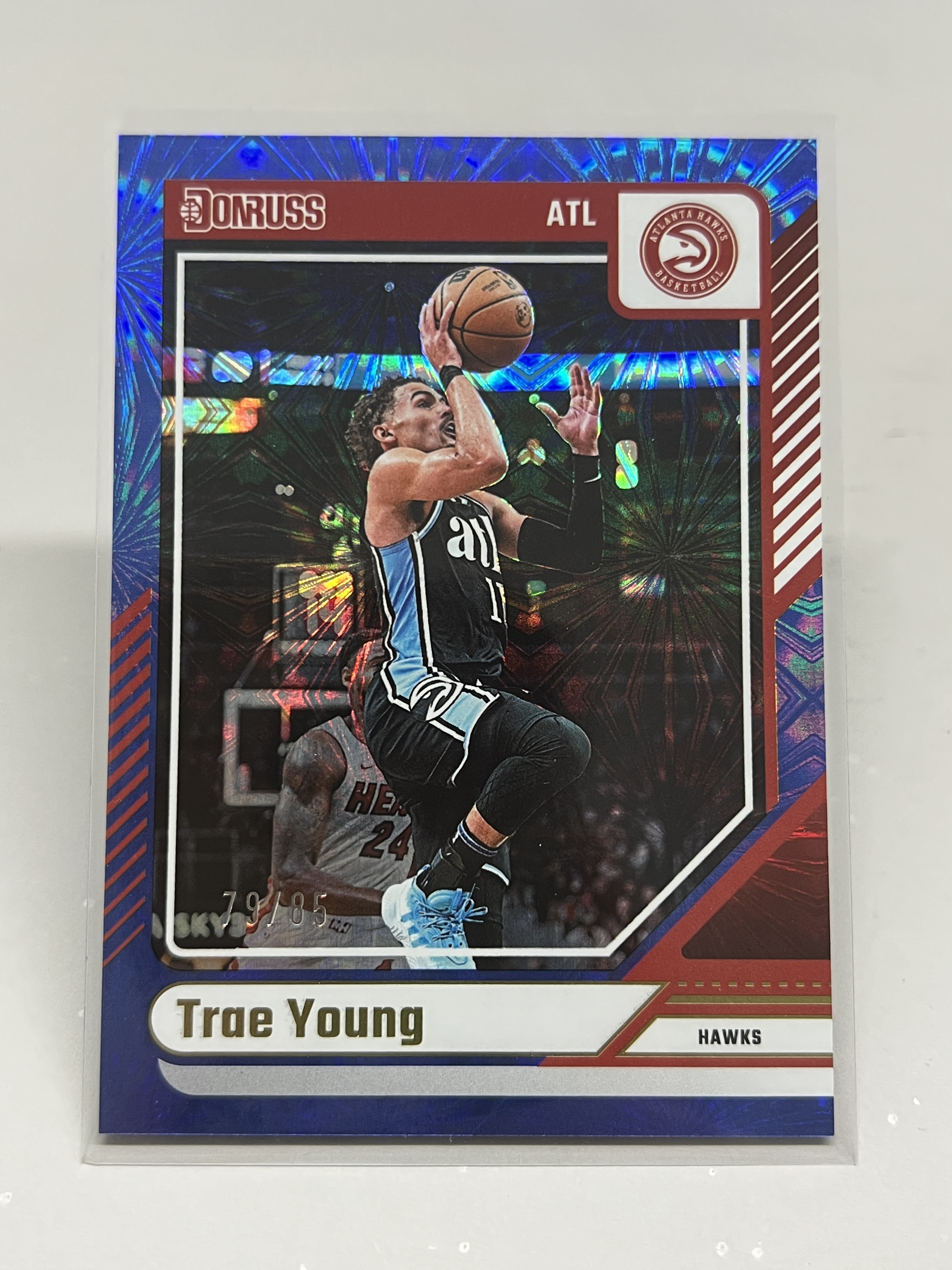 2024-25 Panini Donruss Trae Young【挂机拍卖】帕尼尼 杜蕾斯 特雷杨 纽约市长 老鹰 79/85 蓝烟花折 折射 #93 收藏 评级 卡品如图