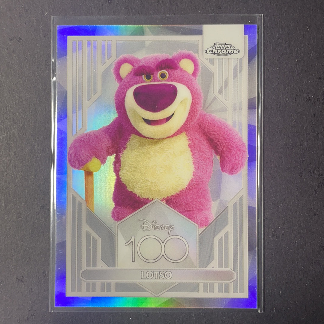 2024 Topps Disney 迪士尼100周年 草莓熊 序号47 base银折射 2023 Topps Chrome Disney 迪士尼100周年 迪士尼元年系列