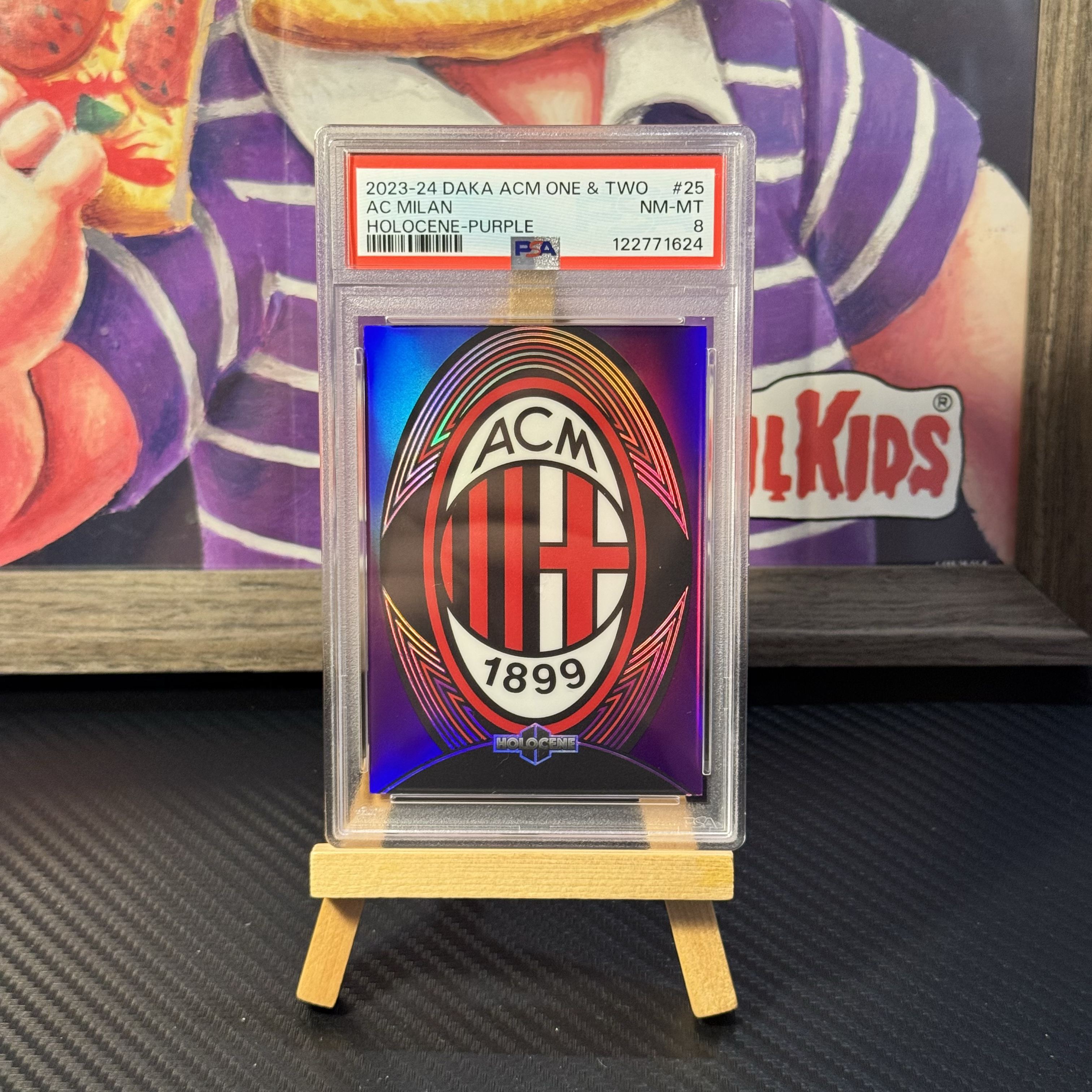 2024-25 DAKA AC米兰队盒 Mascot Club Logo Stadium DAKA 米兰队盒 AC米兰队徽 PSA评级8分 14/79编 紫折 team logo 队标