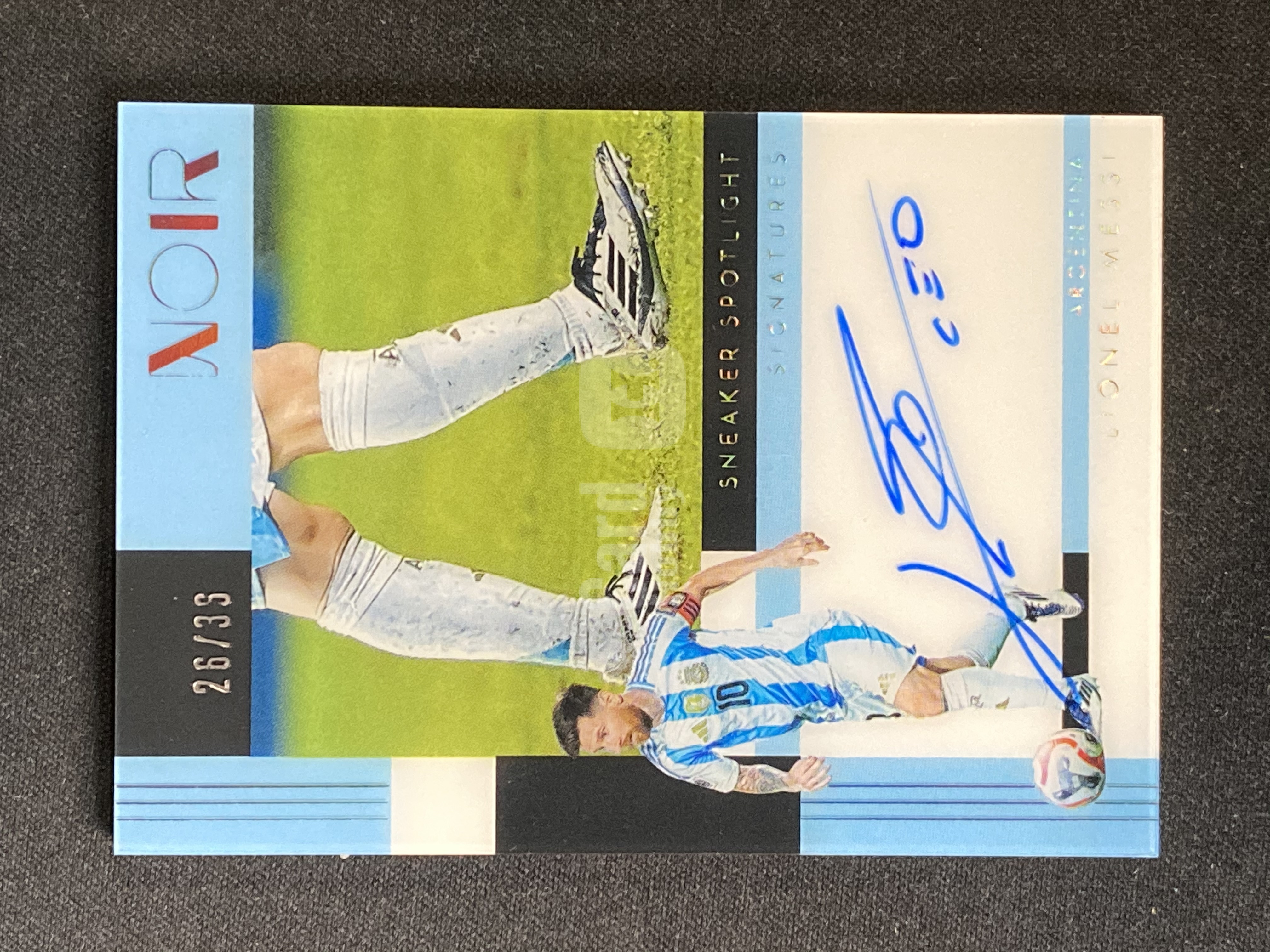【小幻拍卖精品】2025-26 PANINI NOIR Lionel Messi 诺尔 阿根廷 球王 梅西 26/36编 相减同背 世界杯年份编 鞋灯签 球鞋聚光灯 SNEAKER SPOTLGHT 卡签 签字 大比例SSP 微瑕 -芋泥-