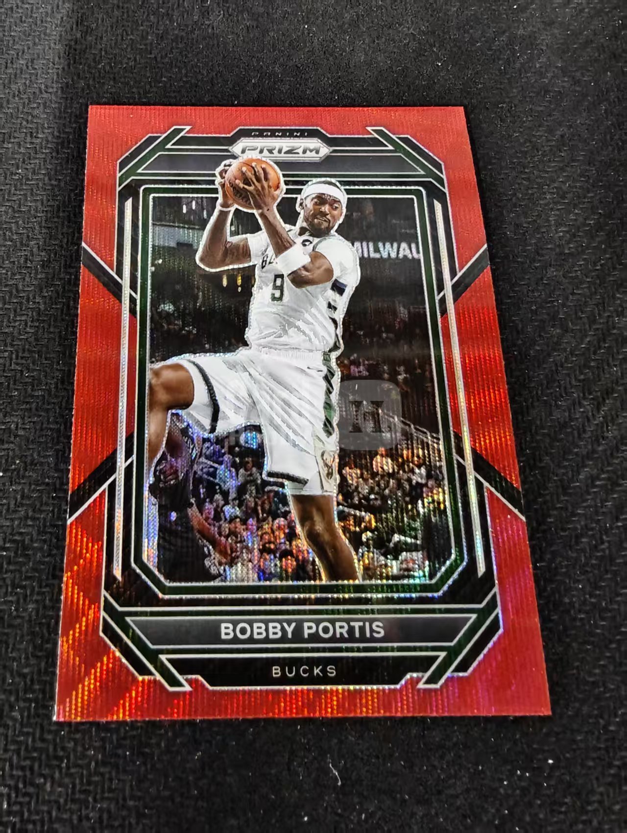 2022-23 Panini Prizm Bobby Portis 鲍比 波蒂斯 雄鹿 红波纹 PZ 划痕 边角瑕疵 #105