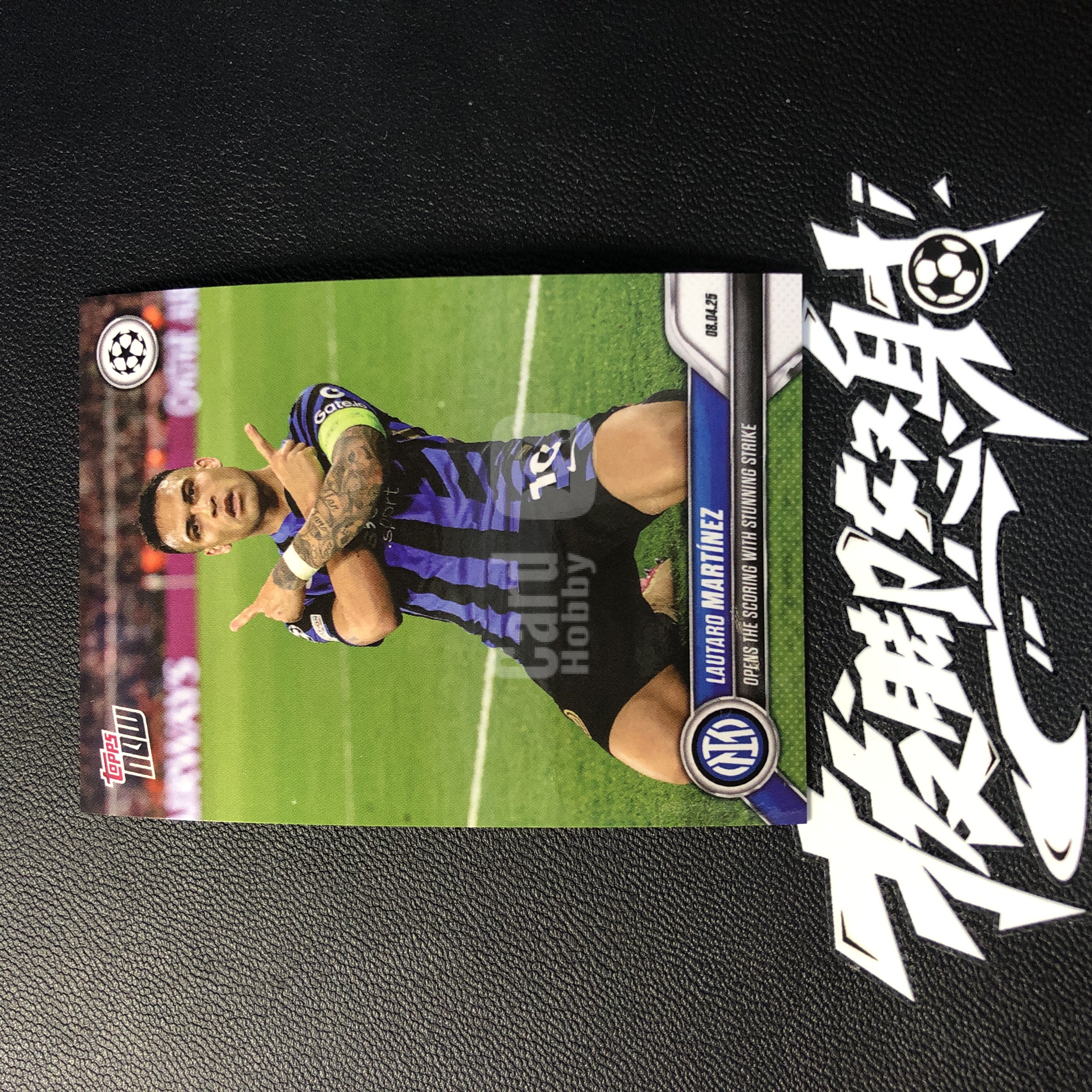 【拔脚代卖】2025 Topps Now UEFA 欧冠 劳塔罗 马丁内斯 Lautaro Martínez 国际米兰 用外脚背远射破门 时刻 纪念 国米队长收藏必备 瑕疵如图｜拔脚沙漠BH26