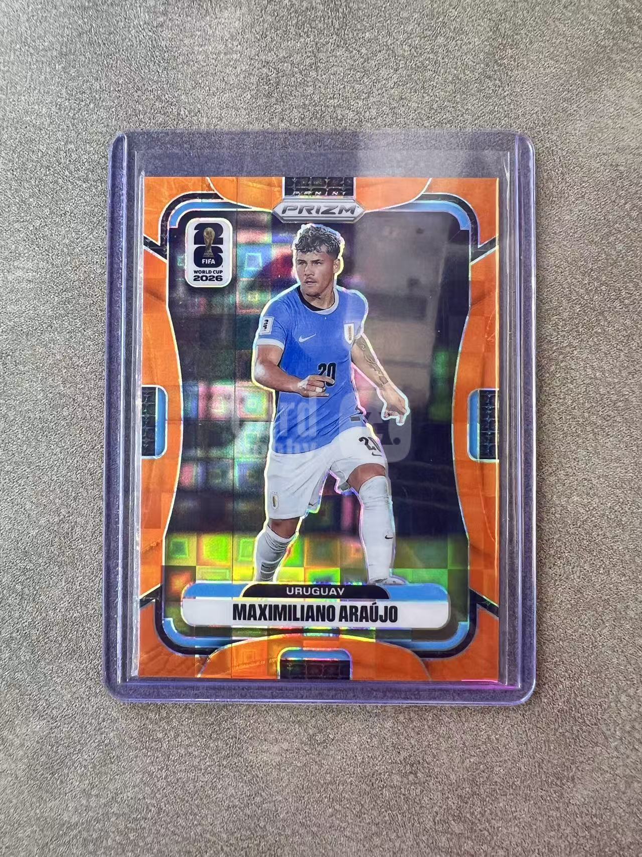 7535【330球星卡实体店代卖】panini 2026 世界杯PZ prizm 乌拉圭 Maximiliano Araujo 马克西米利亚诺 阿劳霍 橙格子 205/215编(游龙)