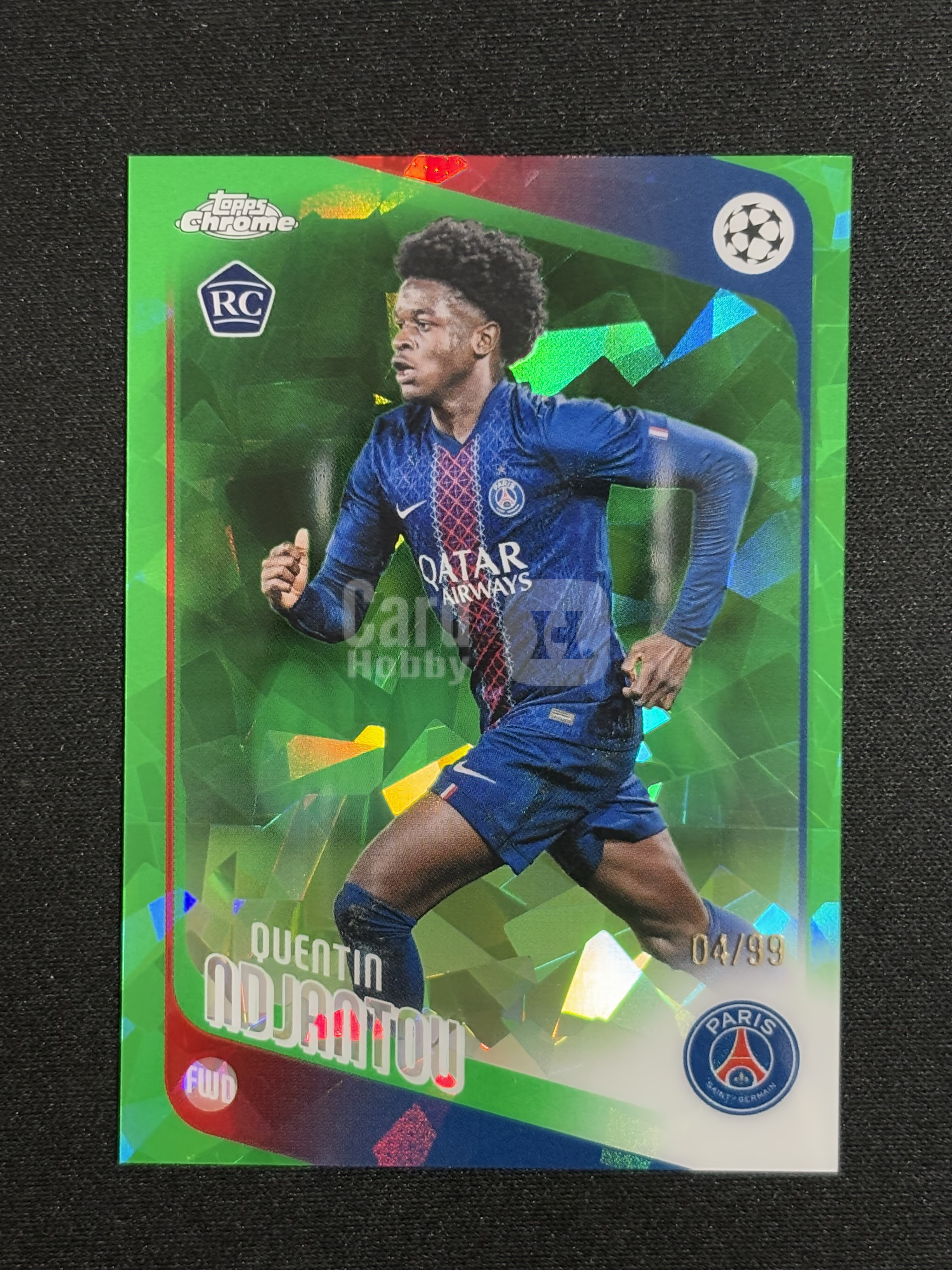 2025-26 Topps Chrome Quentin Ndjantou RC UEFA 欧冠 Sapphire 蓝宝石 巴黎圣日耳曼 昆廷·恩詹图 新秀 绿碎冰折 04/99编 瑕疵如图 -Yin