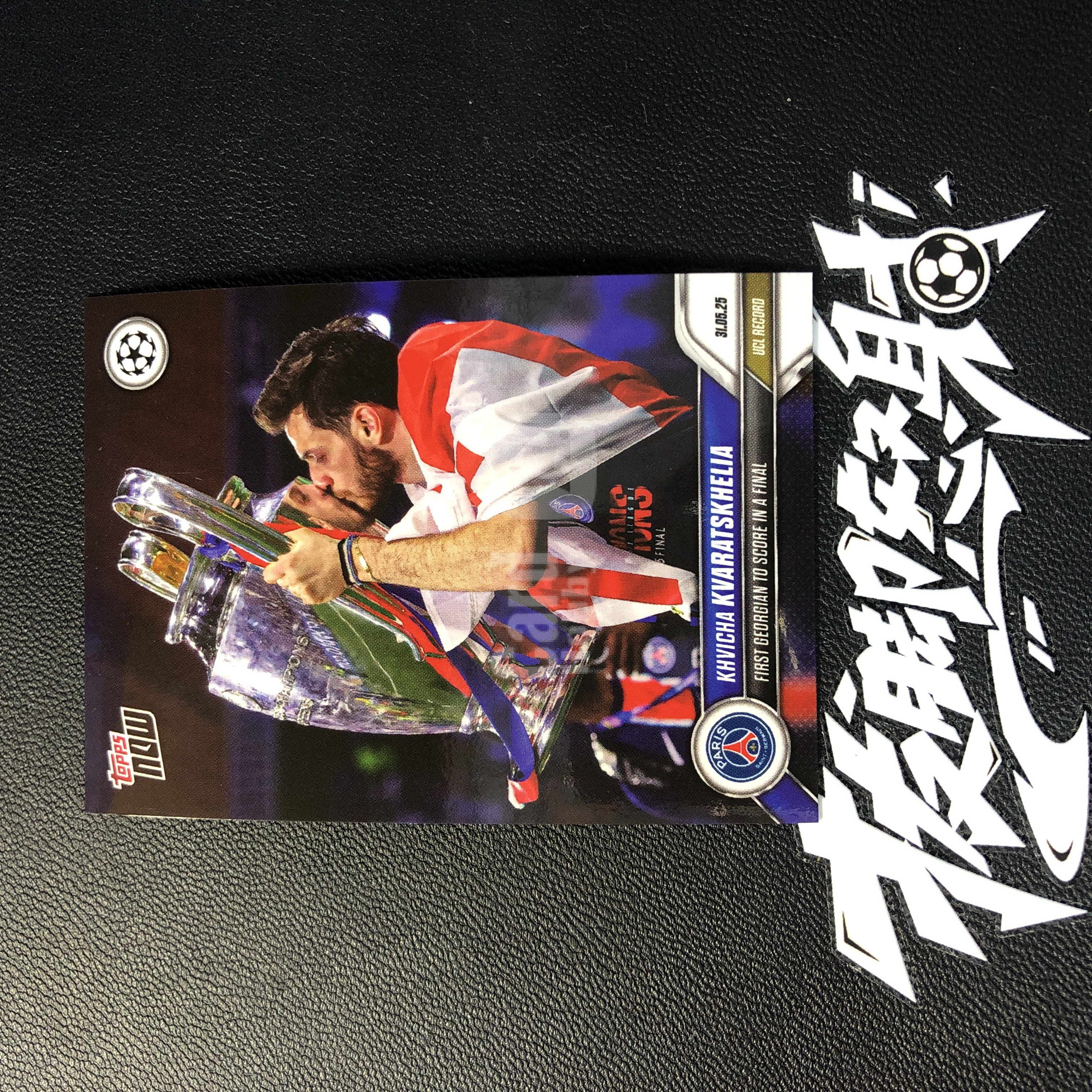 【拔脚代卖】2025 Topps Now UEFA 欧冠 赫维恰 克瓦拉茨赫利亚 Khvicha Kvaratskhelia 巴黎圣日耳曼 大巴黎 首位欧冠决赛取得进球的格鲁吉亚球员 捧杯 纪念卡 格鲁吉亚｜拔脚沙漠BH24
