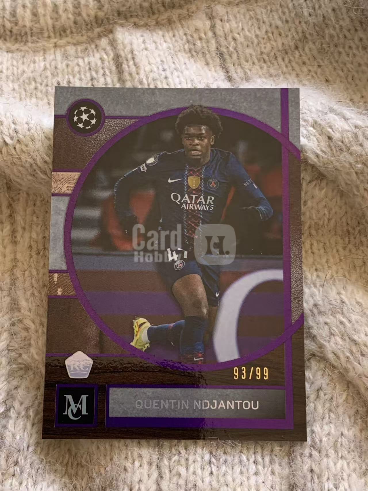 2026 Topps Museum 欧冠博物馆 Quentin Ndjantou 昆廷・恩詹图，紫平行 93/99 编，RC 新秀，大巴黎年轻前锋，球感灵动冲击力强，前场潜力新星