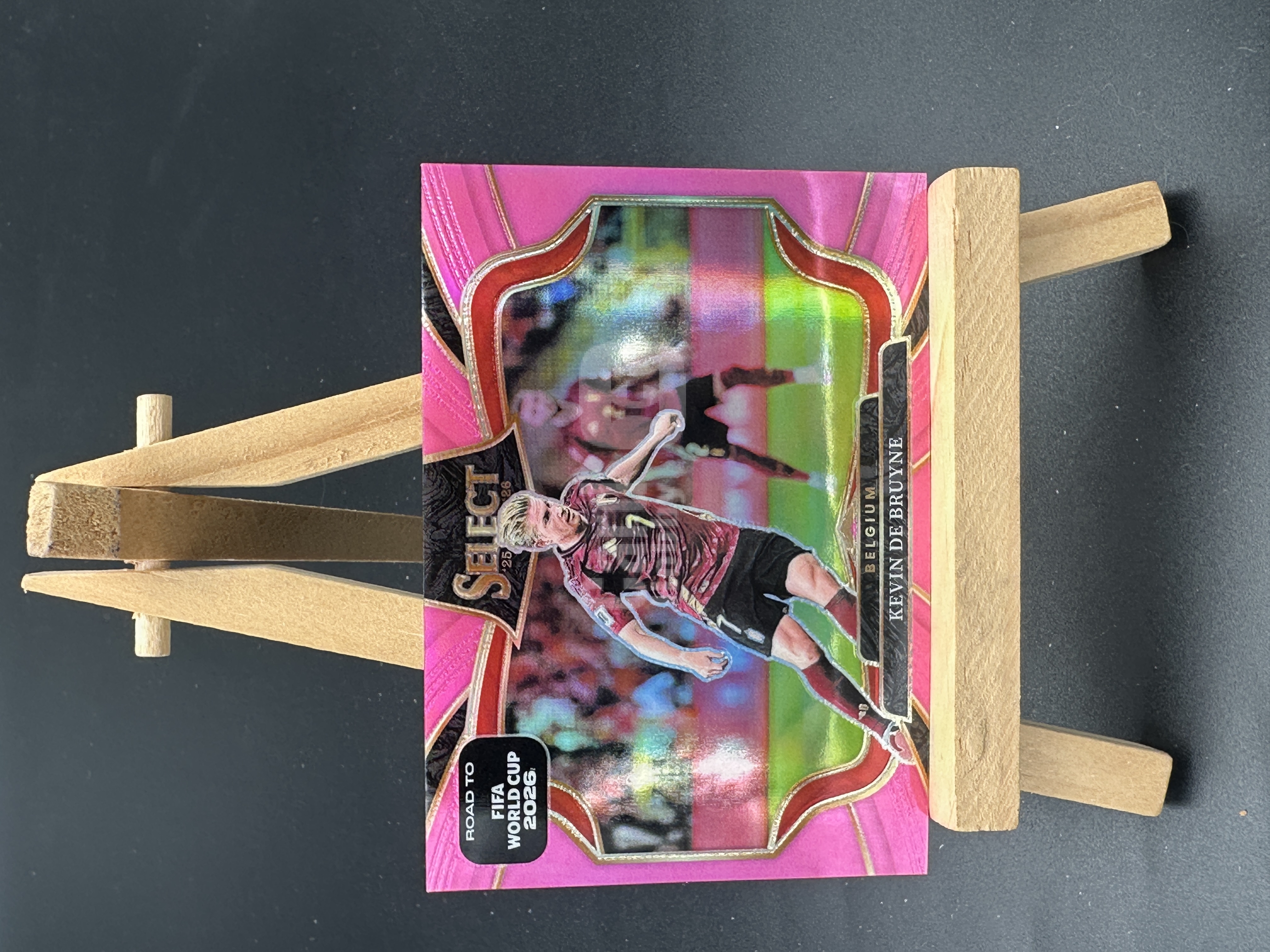 Panini Select通向2026世界杯【闪拍代拍】德布劳内 比利时 Field Level 粉折 86/99编 卡品如图【斐然 H01】