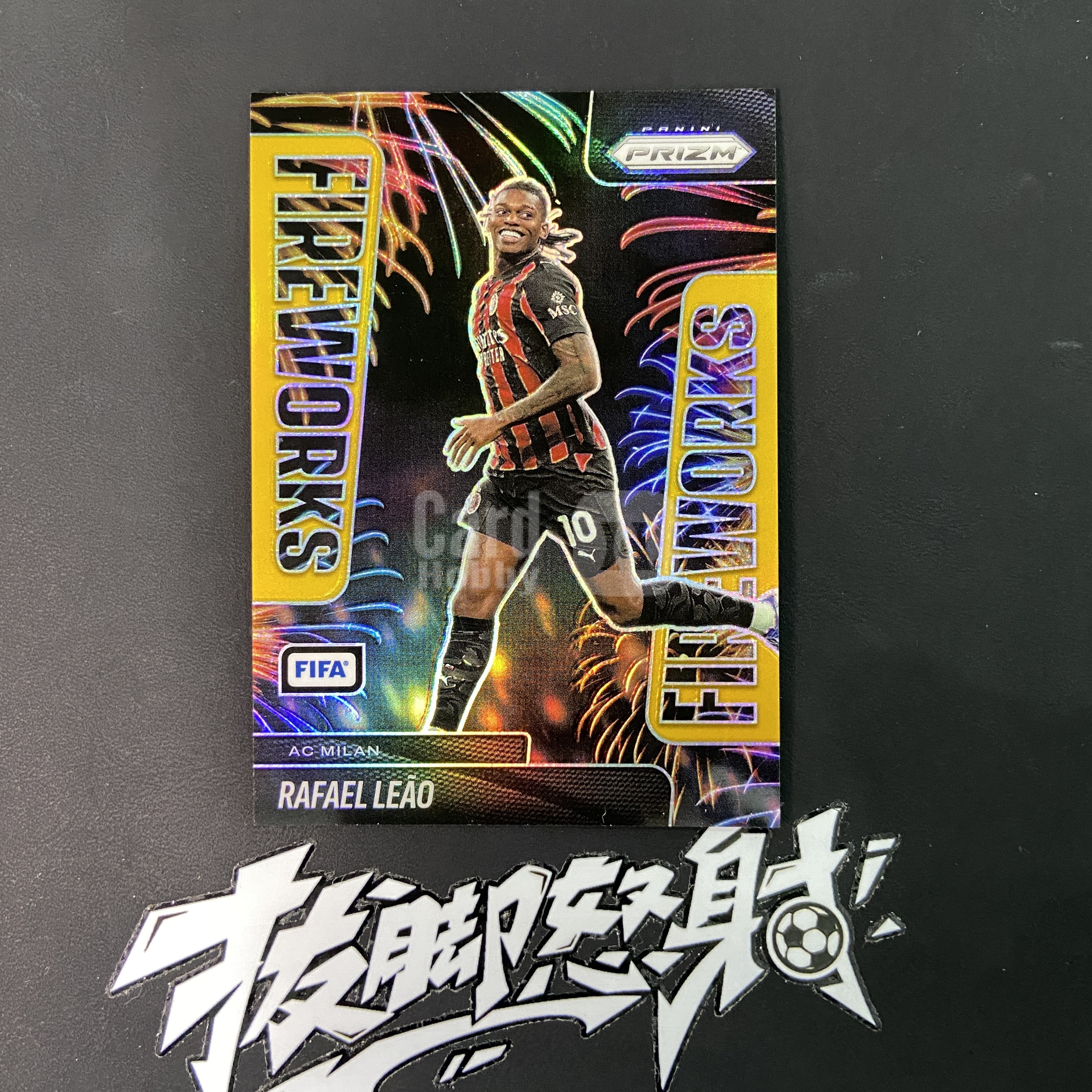Firework Leao 【拔脚代卖】2025-26 Panini Prizm PZ FIFA 元年 Rafael Leao 拉斐尔 莱奥 葡萄牙 AC 米兰 ...