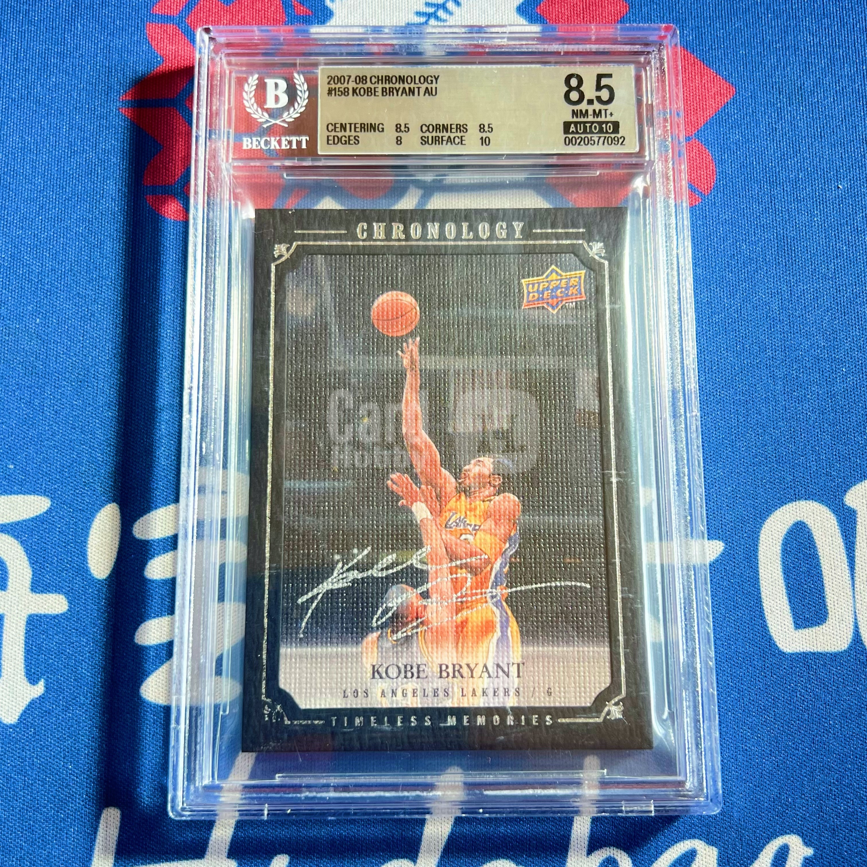 2007-08 Upper Deck Chronology Kobe Bryant 【海宝】湖人 科比 2/99编 GiGi同背 老油画 时刻签 签字卡 卡签 BGS8.5/10 收藏必备【ZMW】